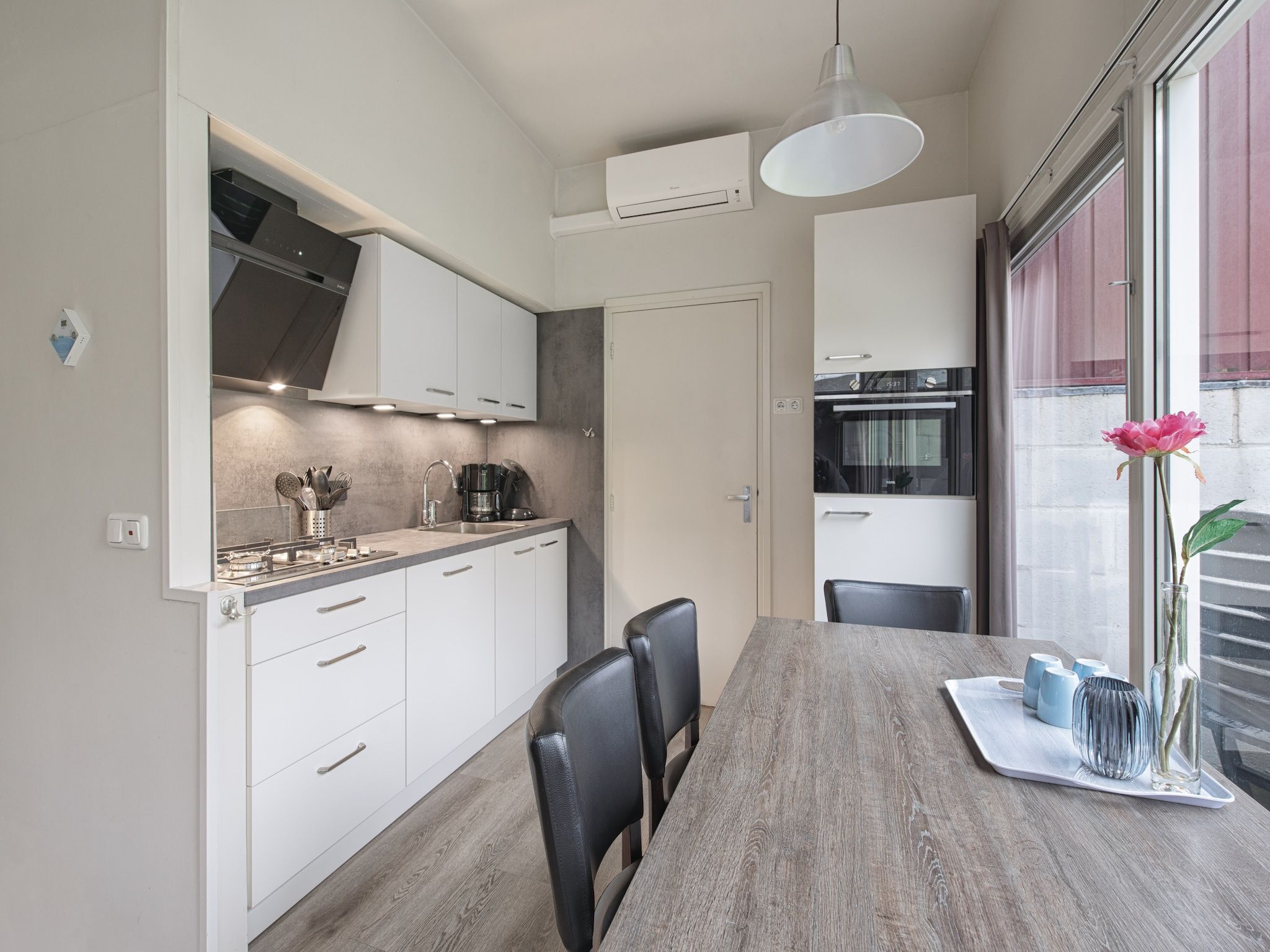 De keuken van Bungalowpark Schin op Geul 6 in Walem