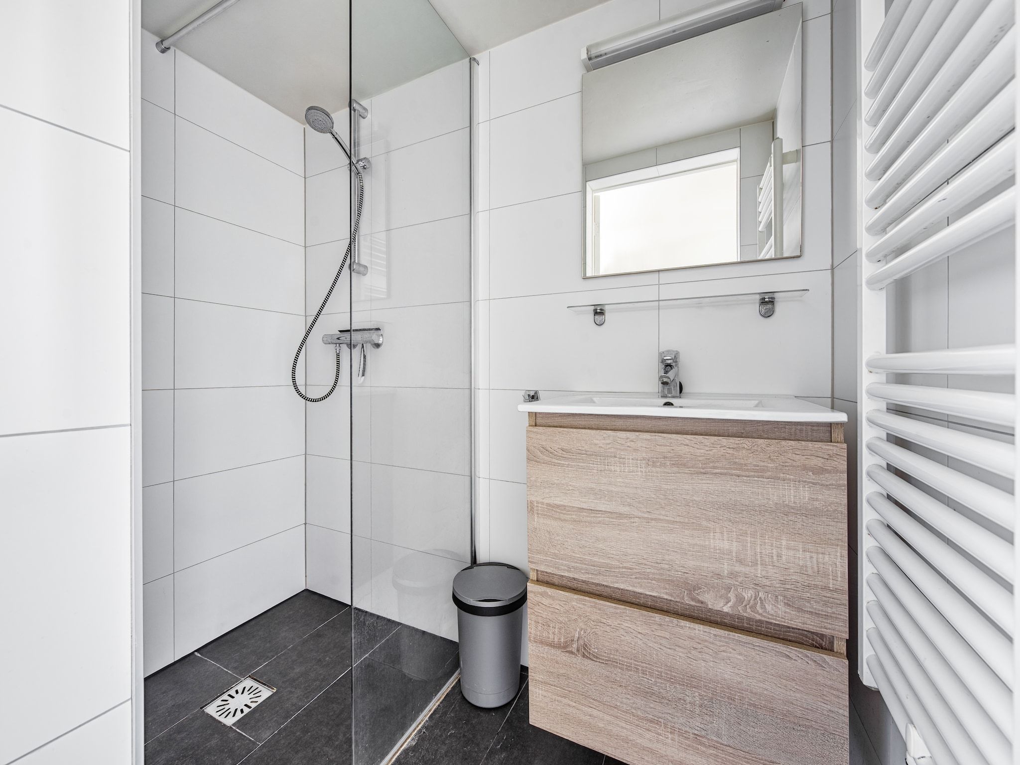 De badkamer van Bungalowpark Schin op Geul 6 in Walem