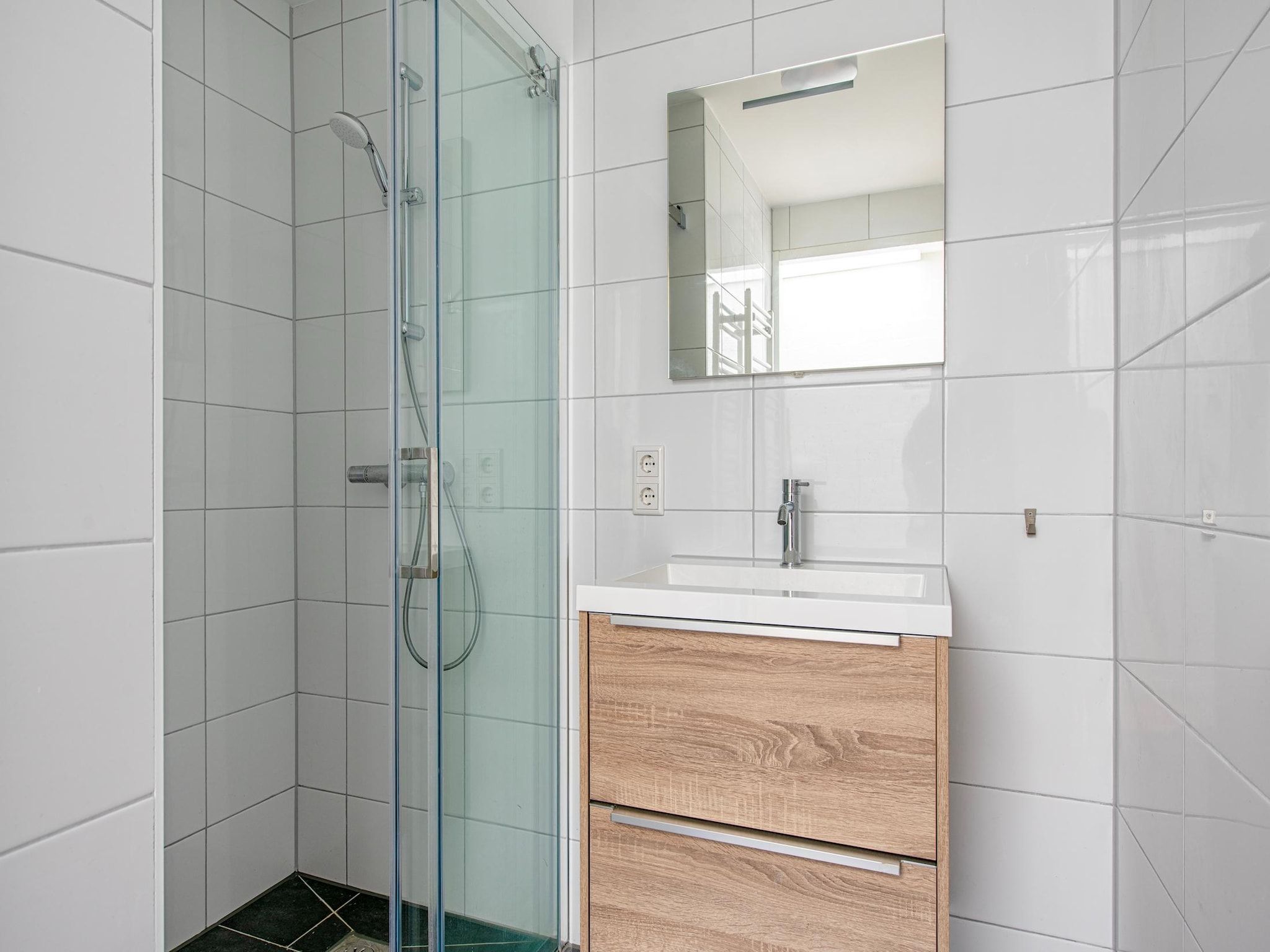 De badkamer van Bungalowpark Schin op Geul 9 in Walem