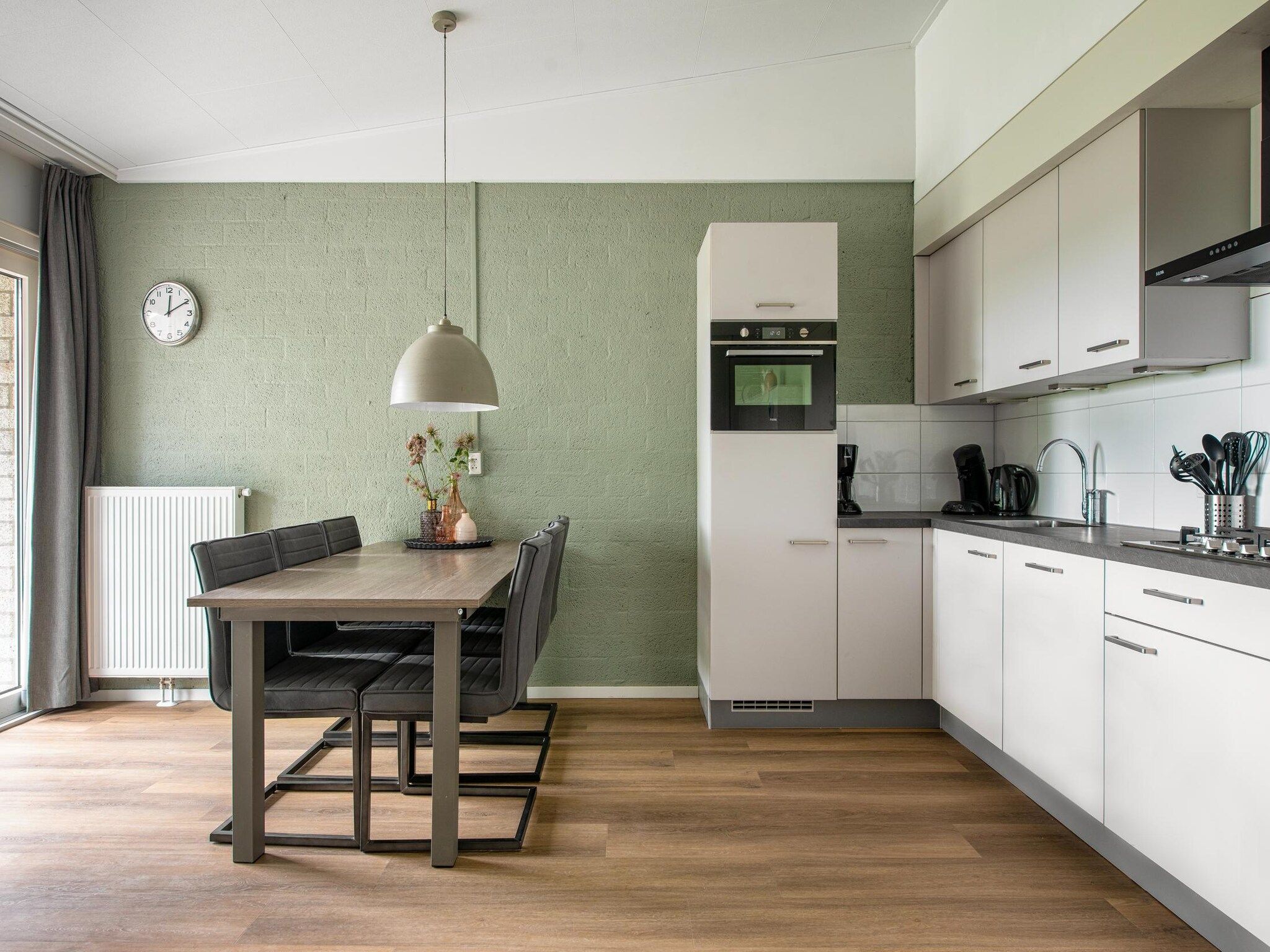 De keuken van Bungalowpark Schin op Geul 9 in Walem