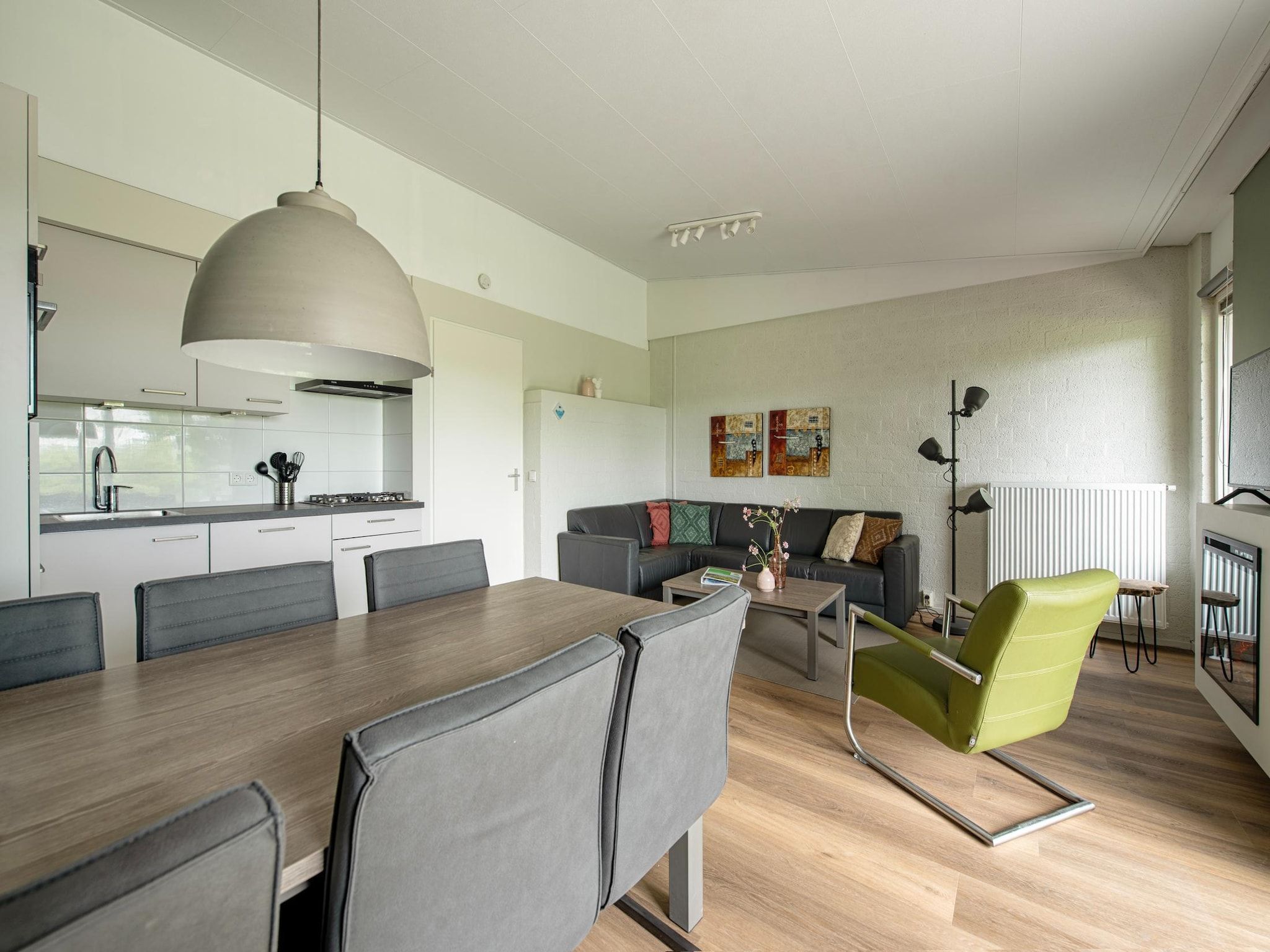 De eetkamer van Bungalowpark Schin op Geul 9 in Walem