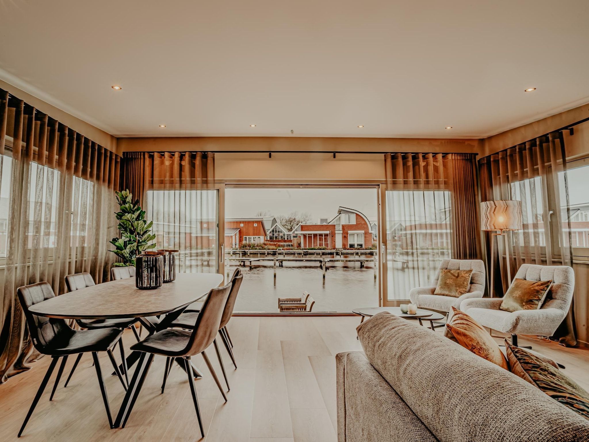 De eetkamer van Waterpark de Meerparel 5 in Uitgeest