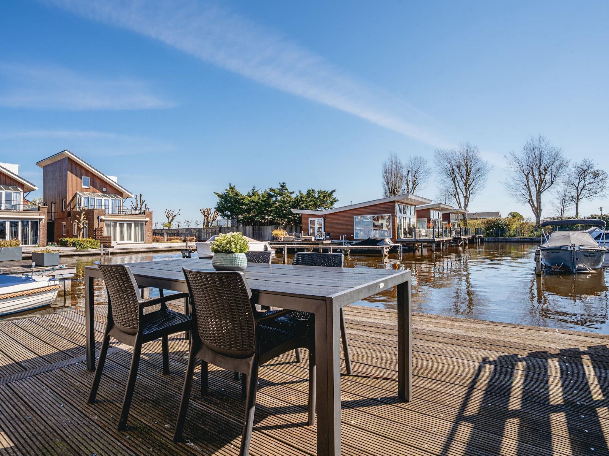 Het terras van Waterpark de Meerparel 4 in Uitgeest