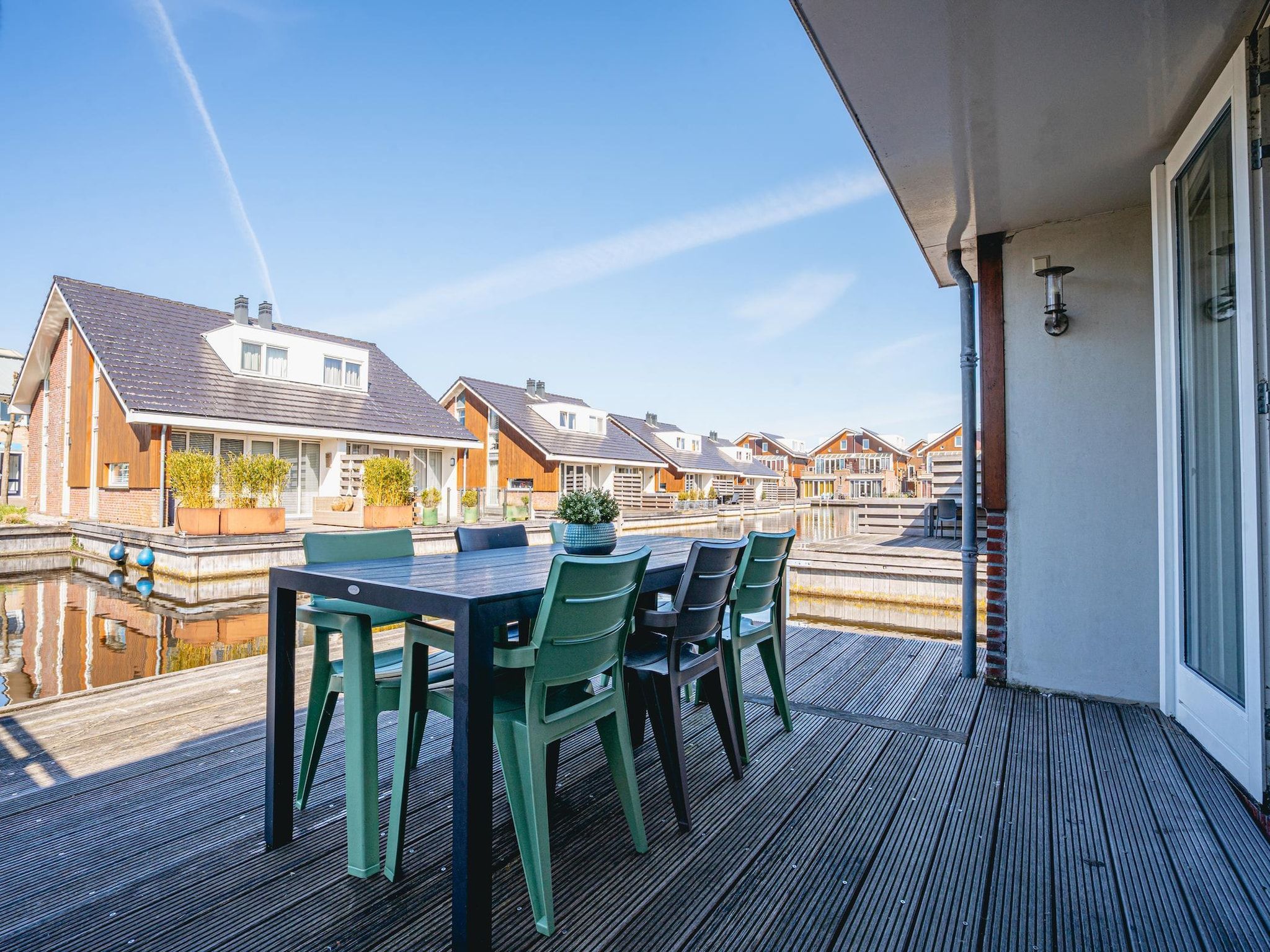 Het terras van Waterpark de MeerParel 3 in Uitgeest