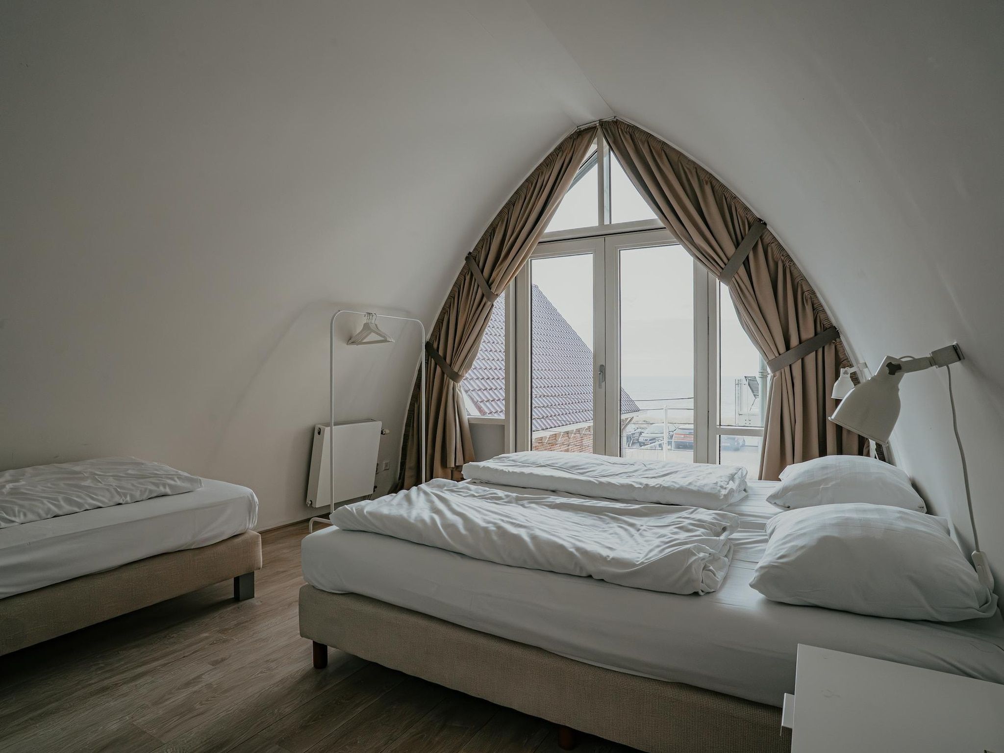 Een slaapkamer van De ZeeParel Sea Fish in Egmond aan zee