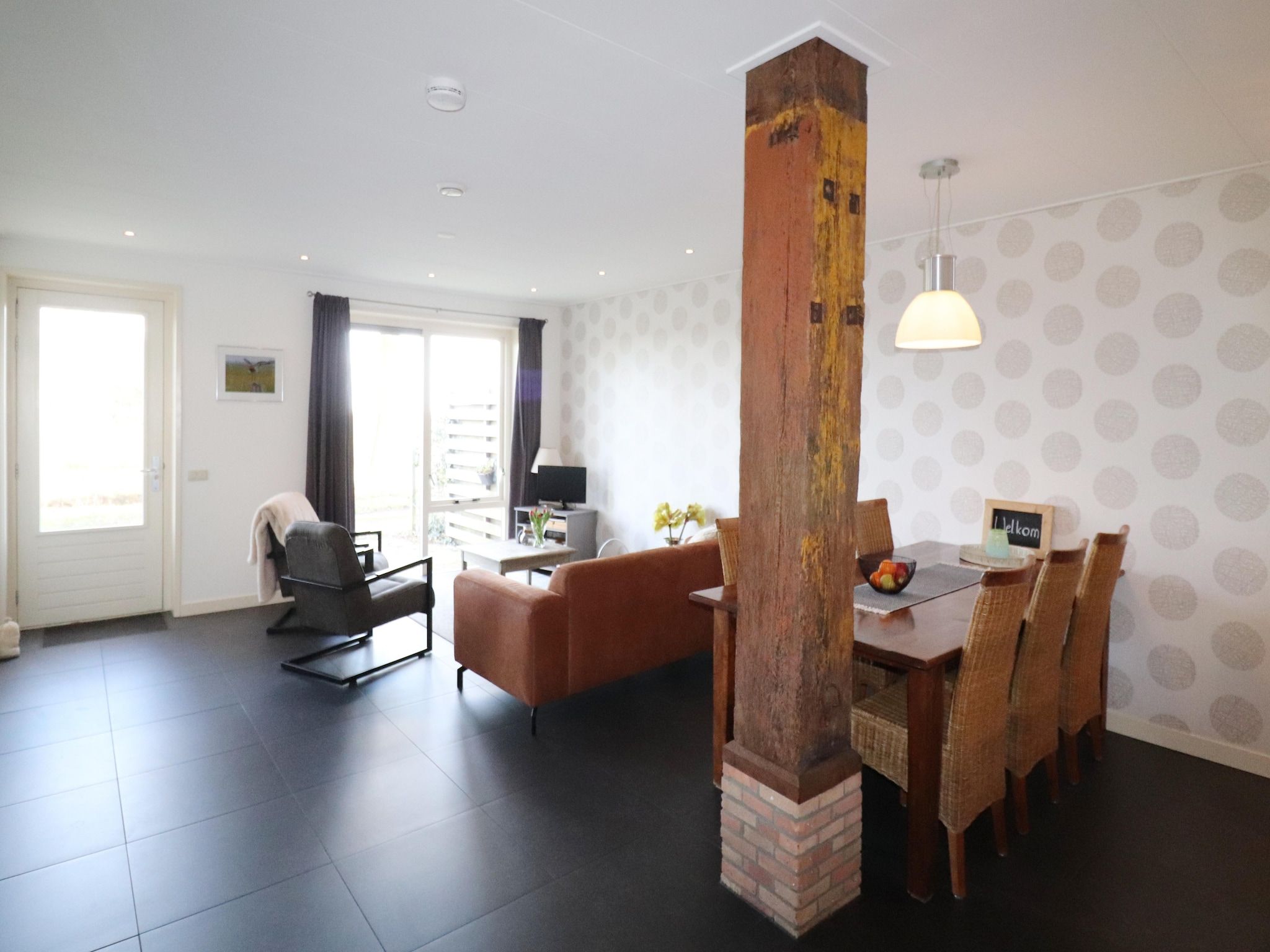 De woonkamer van Berkenhof in Workum