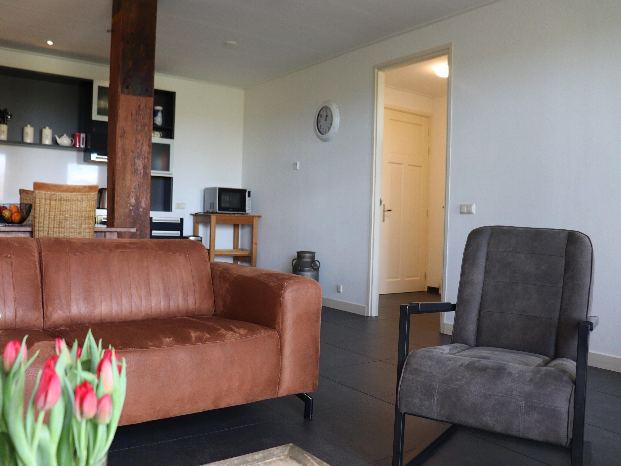 De woonkamer van Berkenhof in Workum