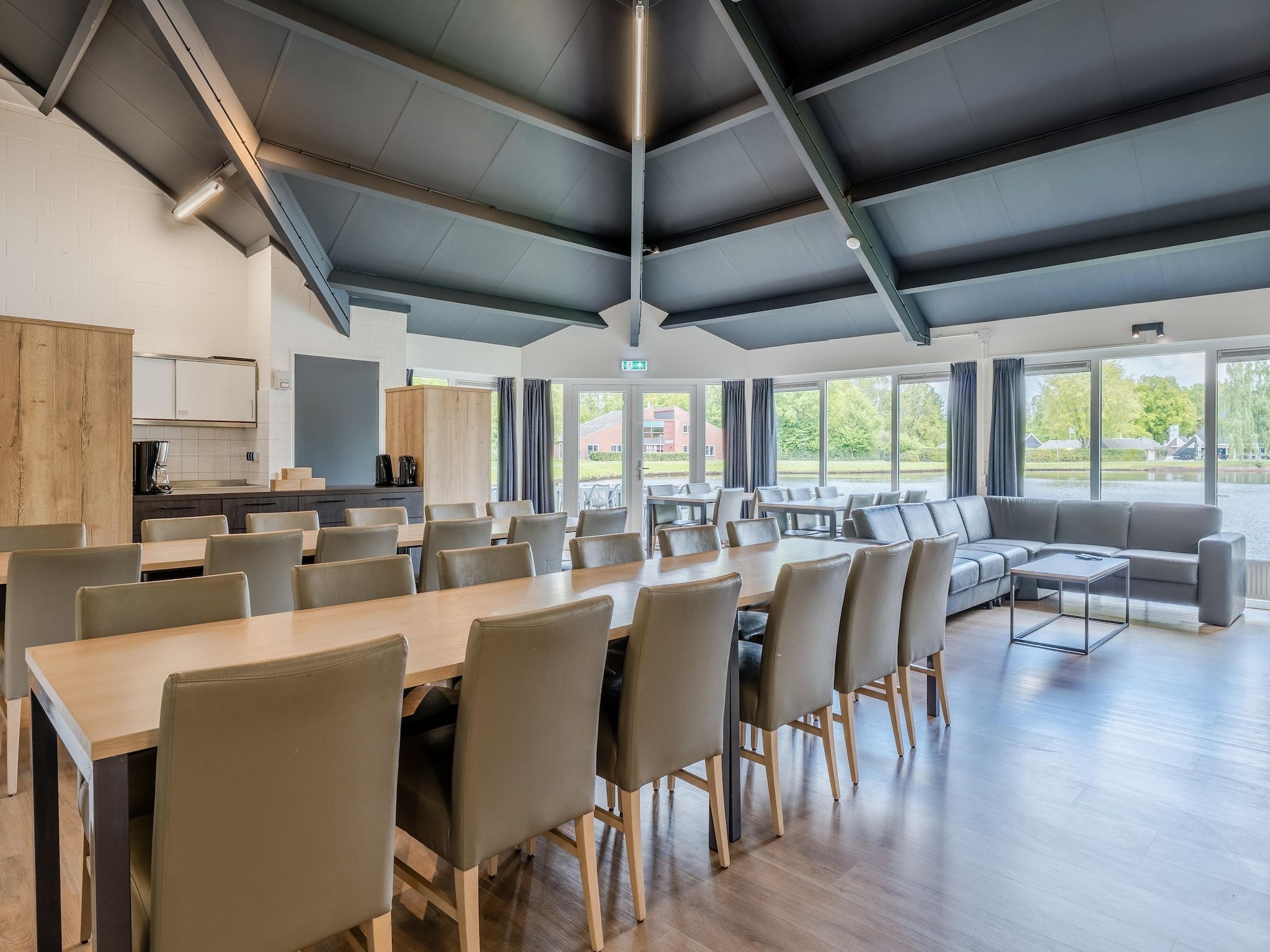 De eetkamer van Hunzepark 9 in Gasselternijveen