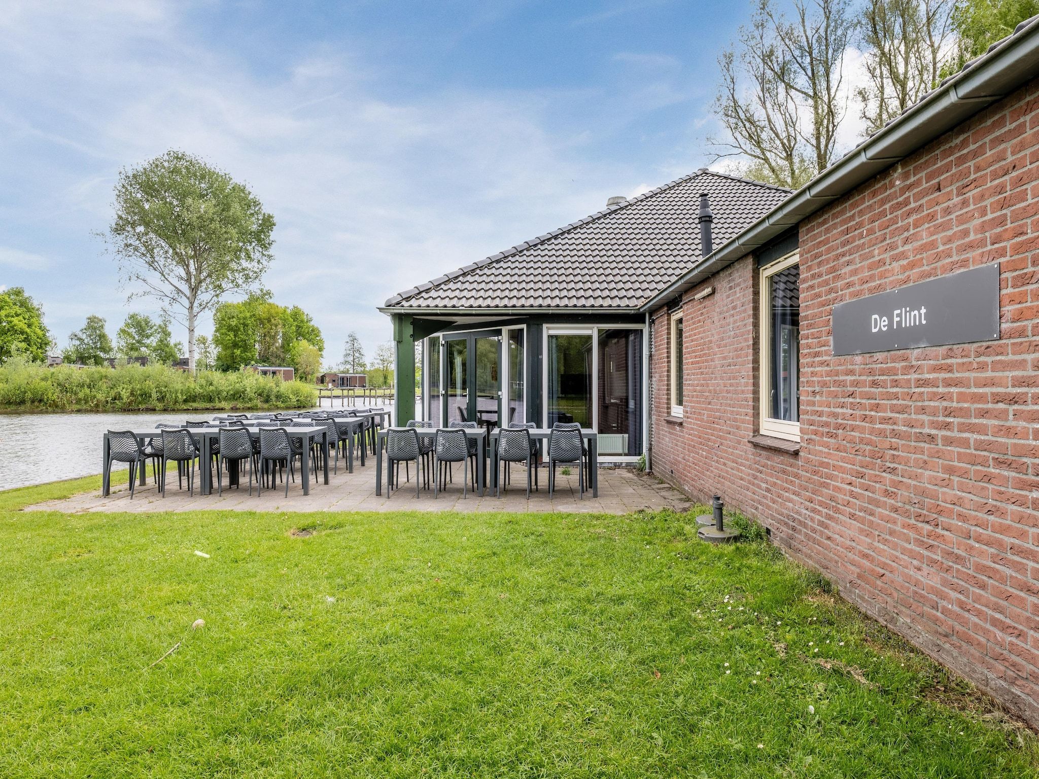 Het terras van Hunzepark 9 in Gasselternijveen