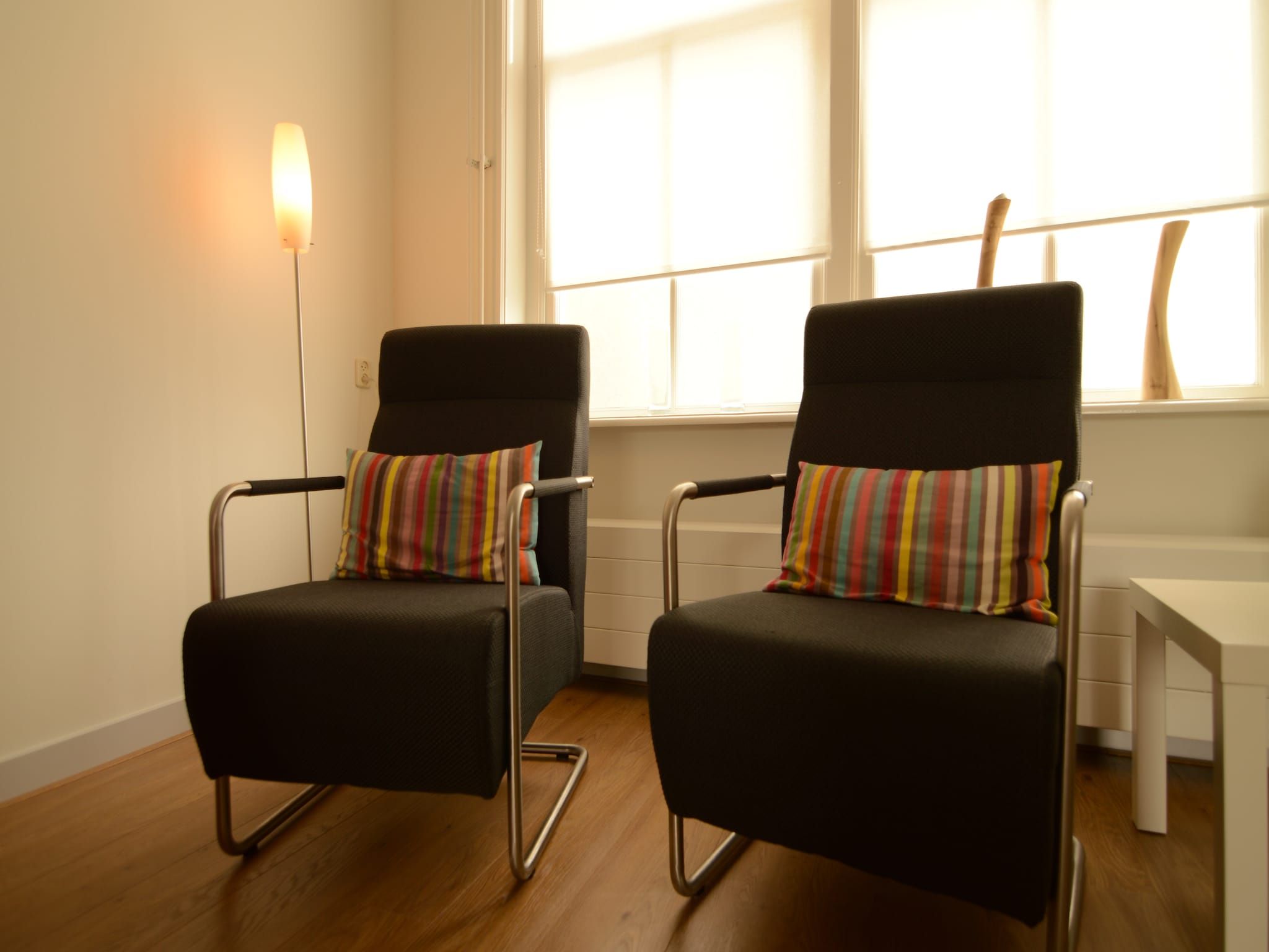 De woonkamer van Klavertje vier in Harlingen