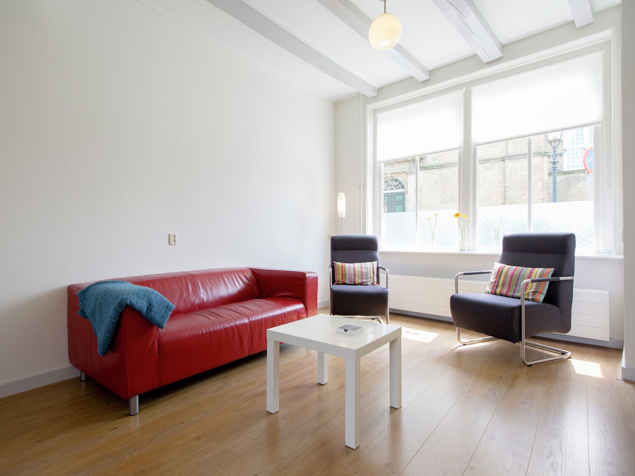 De woonkamer van Klavertje vier in Harlingen