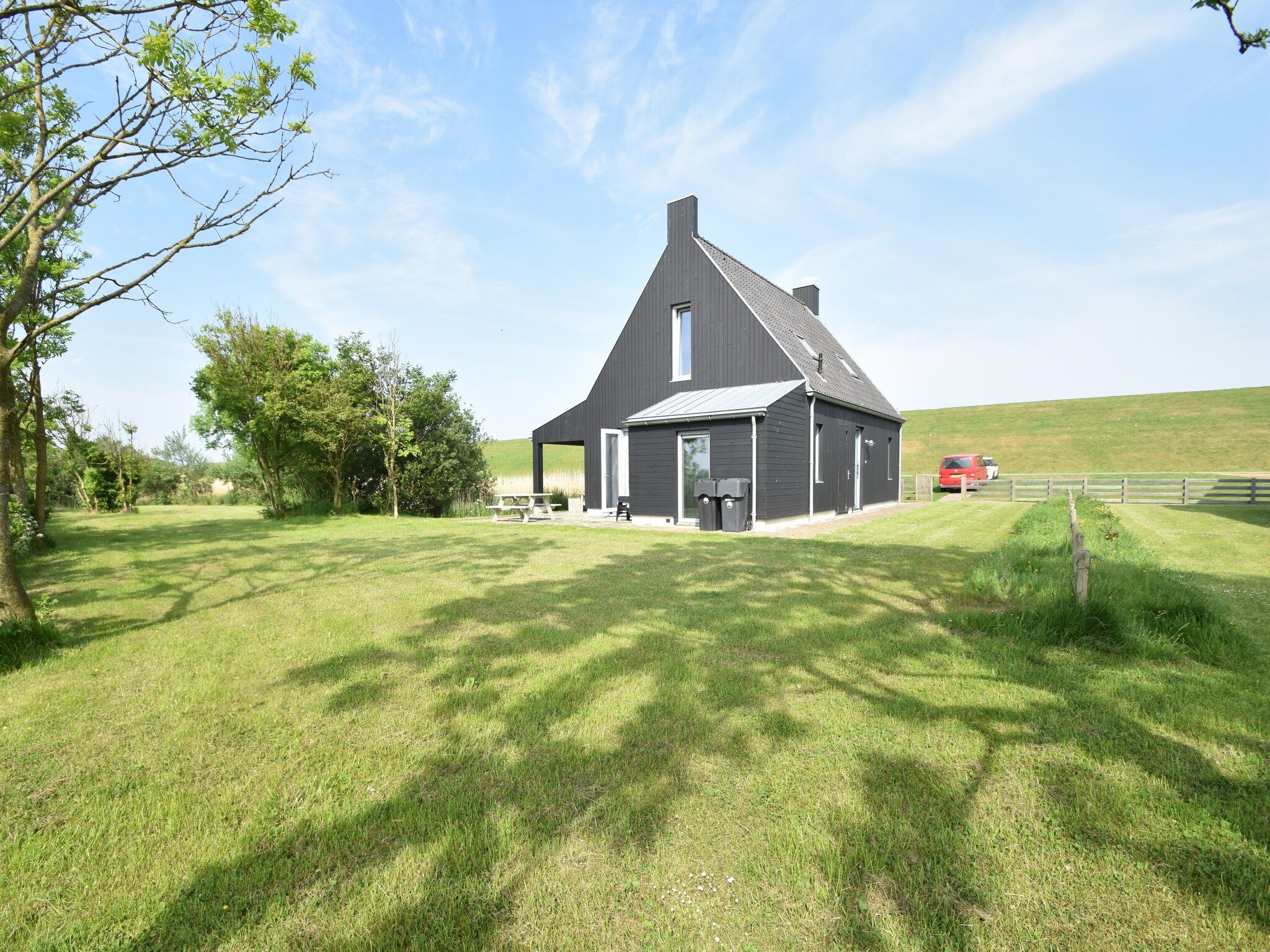 De buitenkant van Zeedijk I in Tzummarum