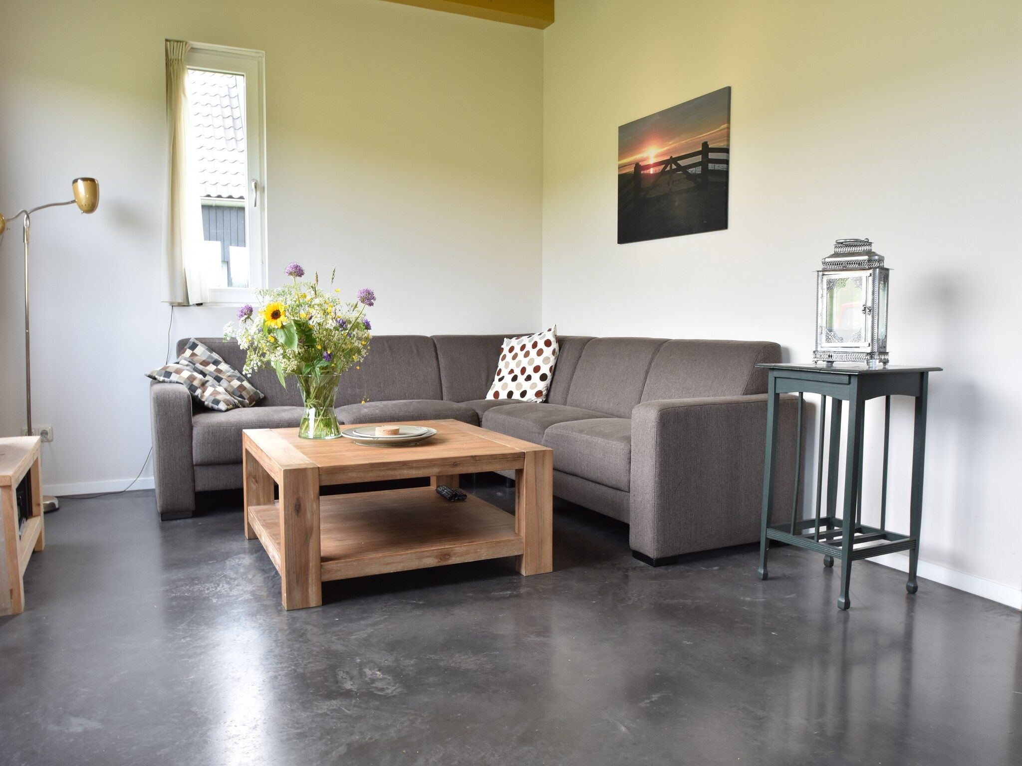 De woonkamer van Zeedijk I in Tzummarum