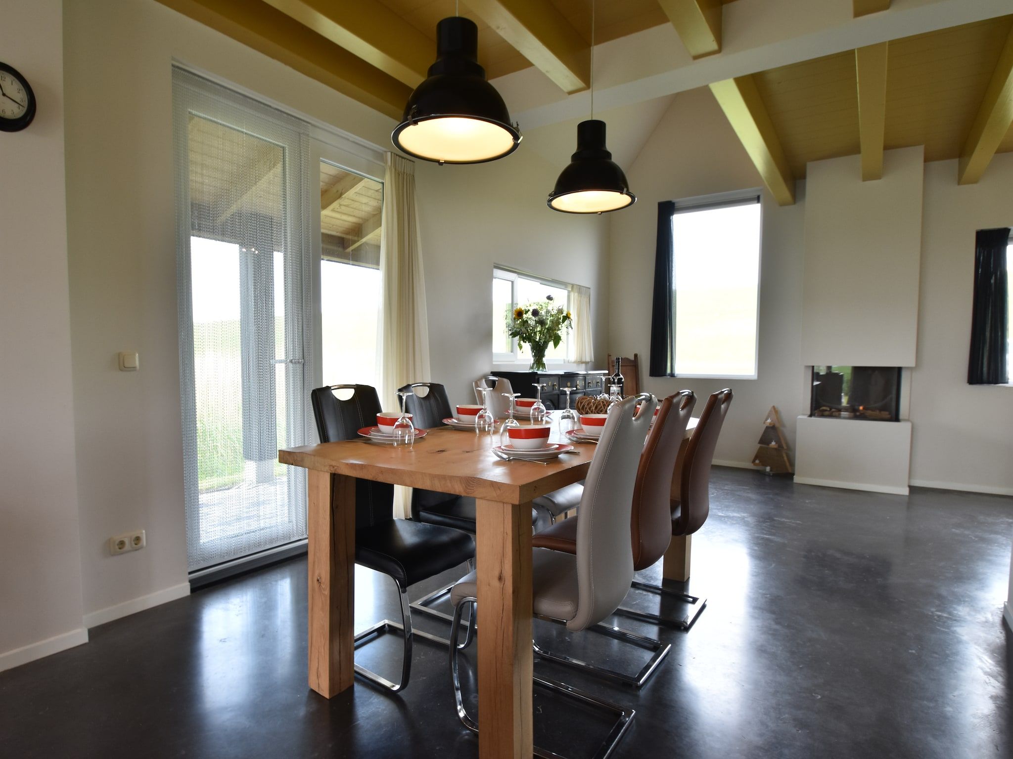 De eetkamer van Zeedijk I in Tzummarum