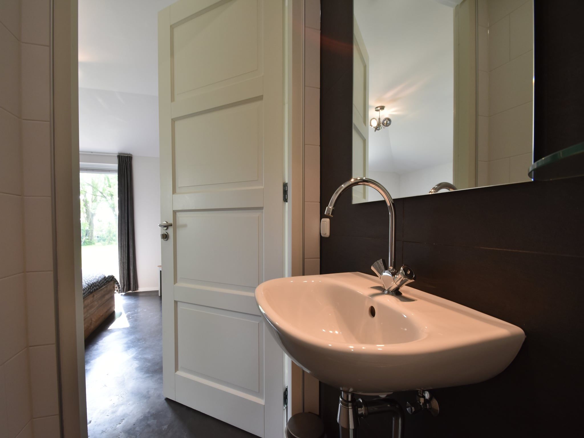 De badkamer van Zeedijk I in Tzummarum