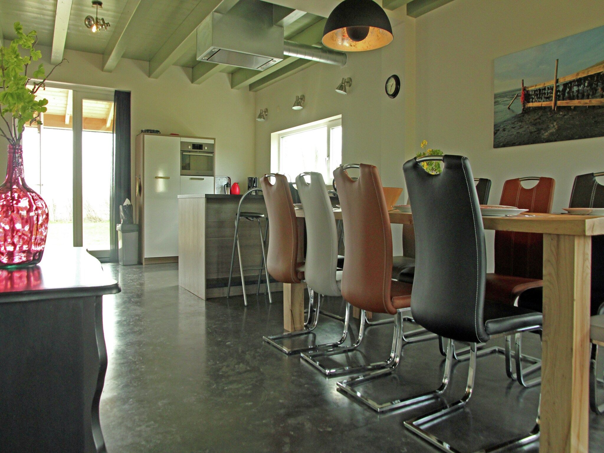 De eetkamer van Zeedijk III in Tzummarum