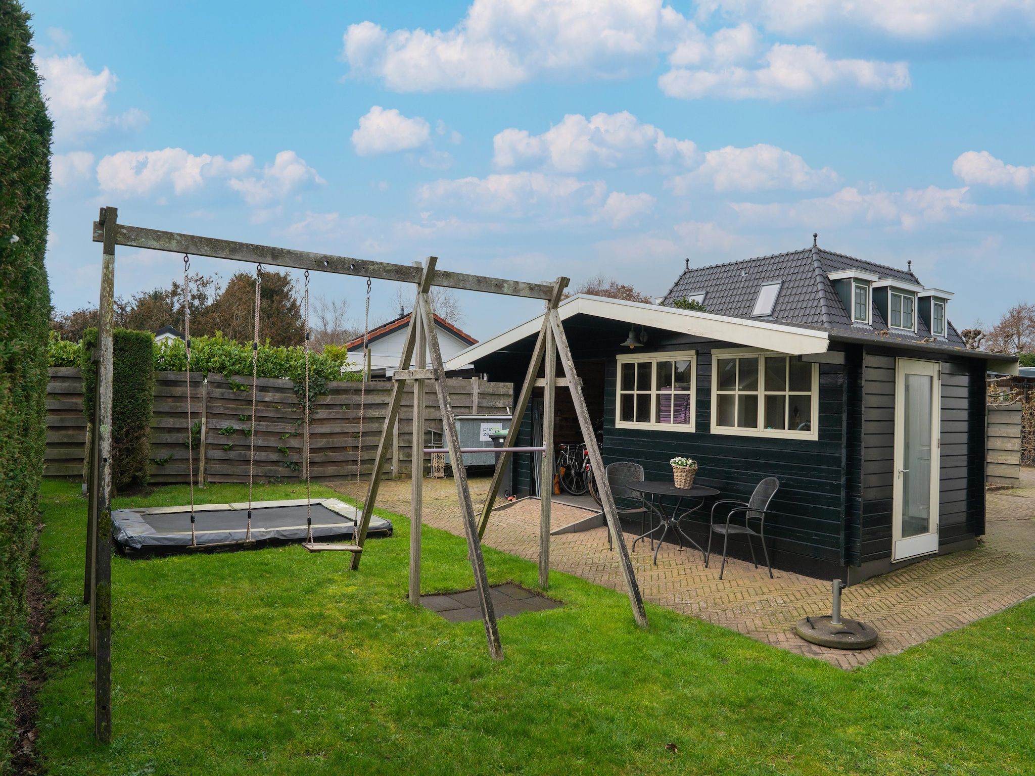 De buitenkant van Naast het Bollenveld in Egmond-Binnen