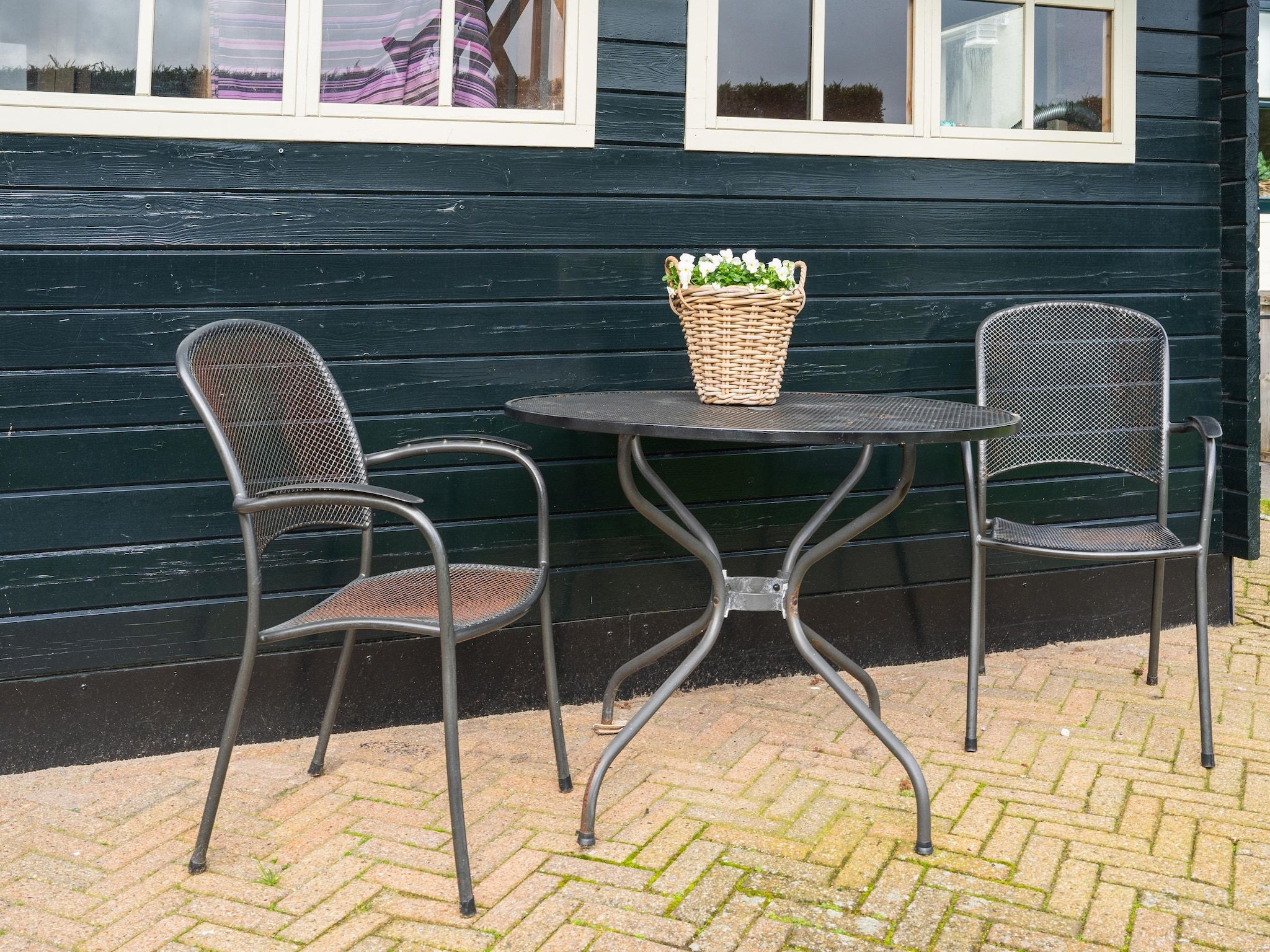 Het terras van Naast het Bollenveld in Egmond-Binnen