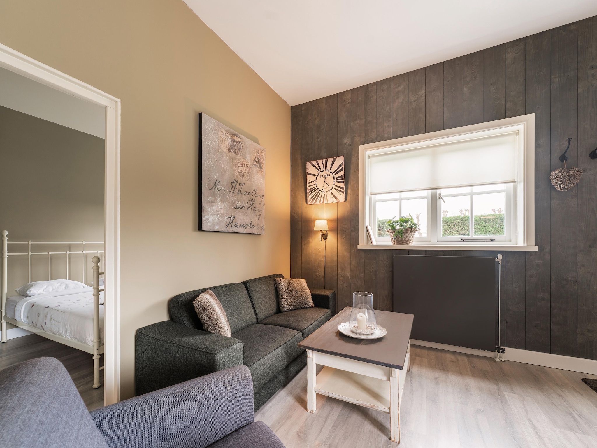 De woonkamer van Naast het Bollenveld in Egmond-Binnen