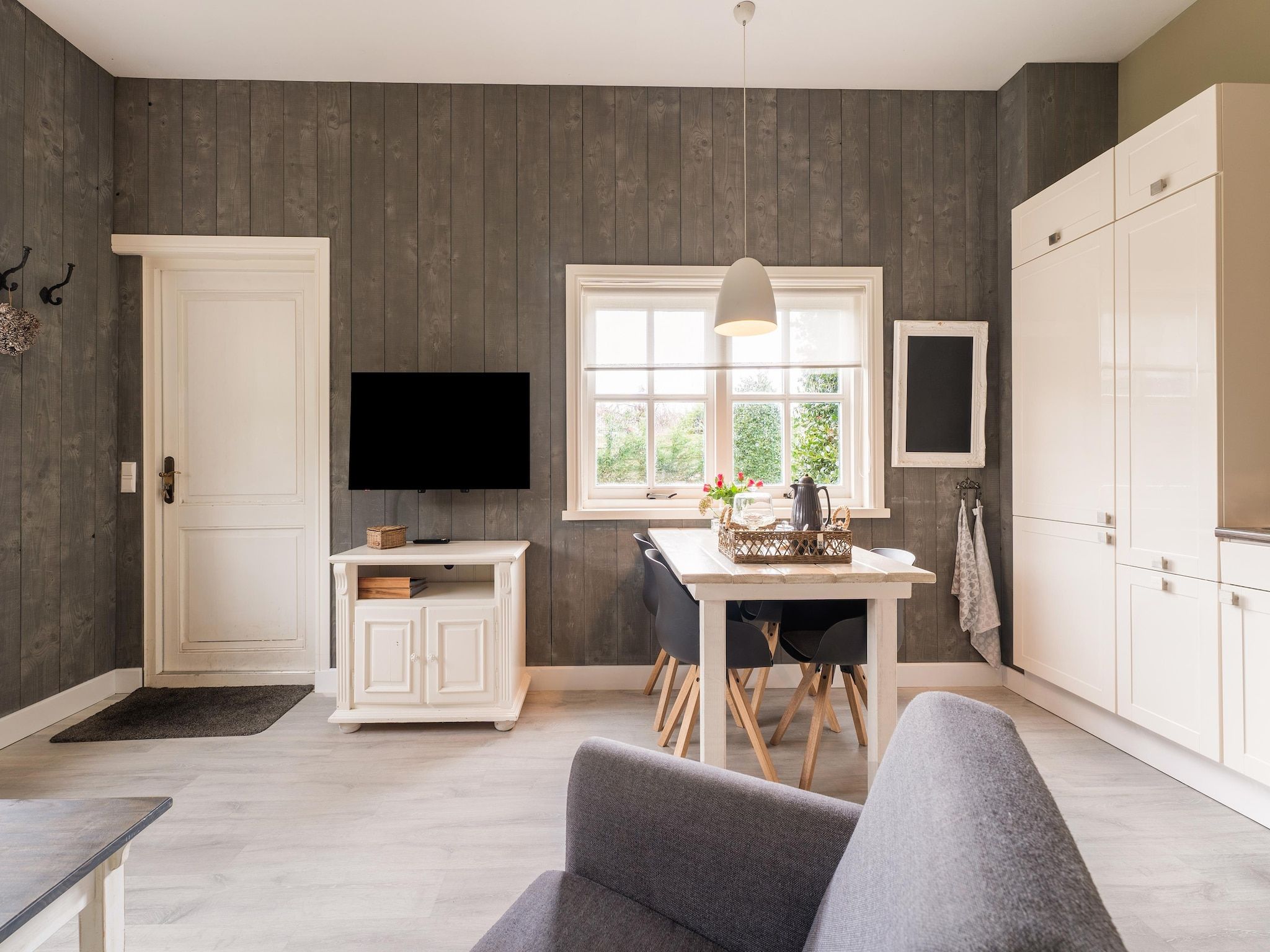 De woonkamer van Naast het Bollenveld in Egmond-Binnen