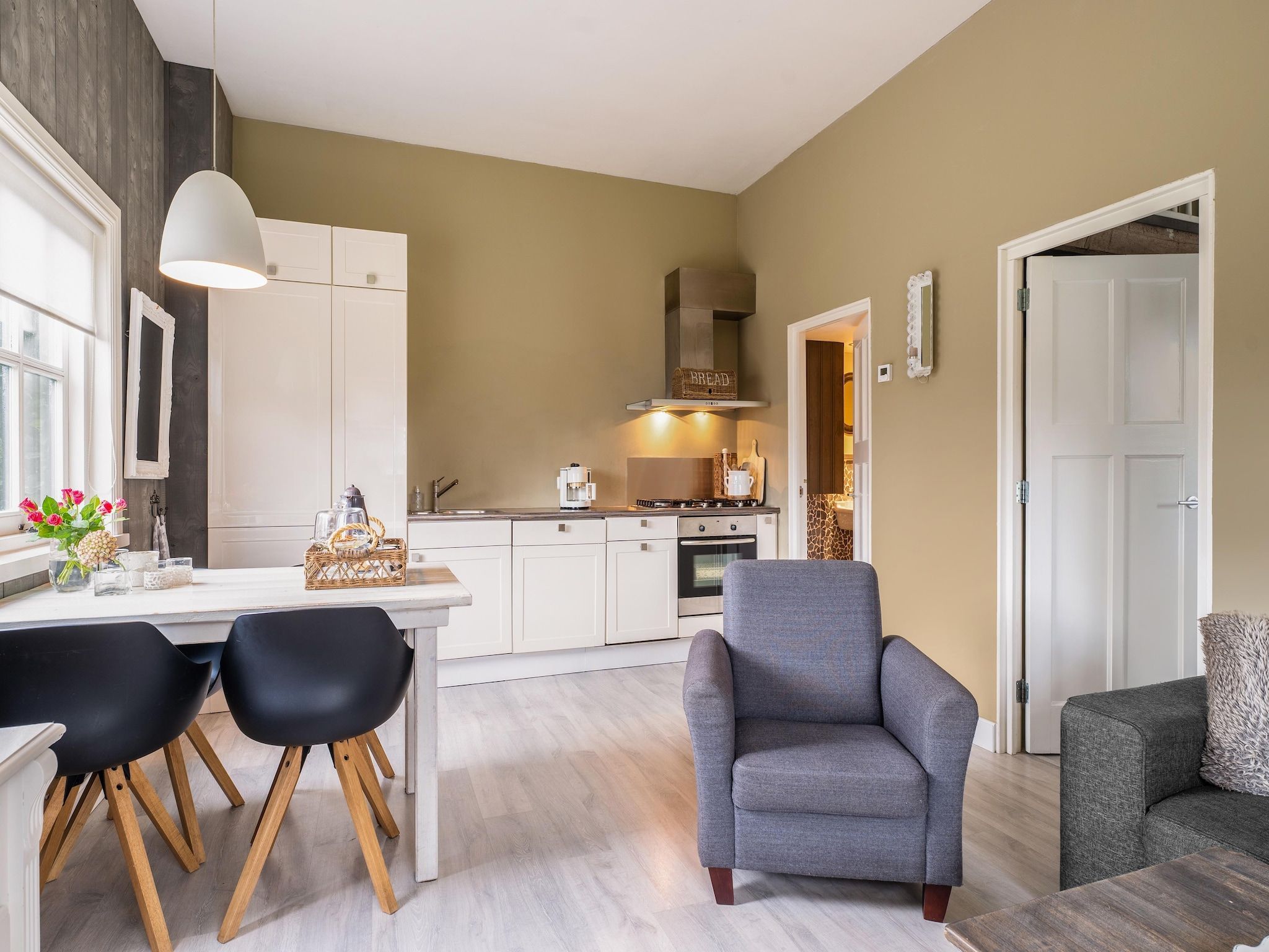 De eetkamer van Naast het Bollenveld in Egmond-Binnen