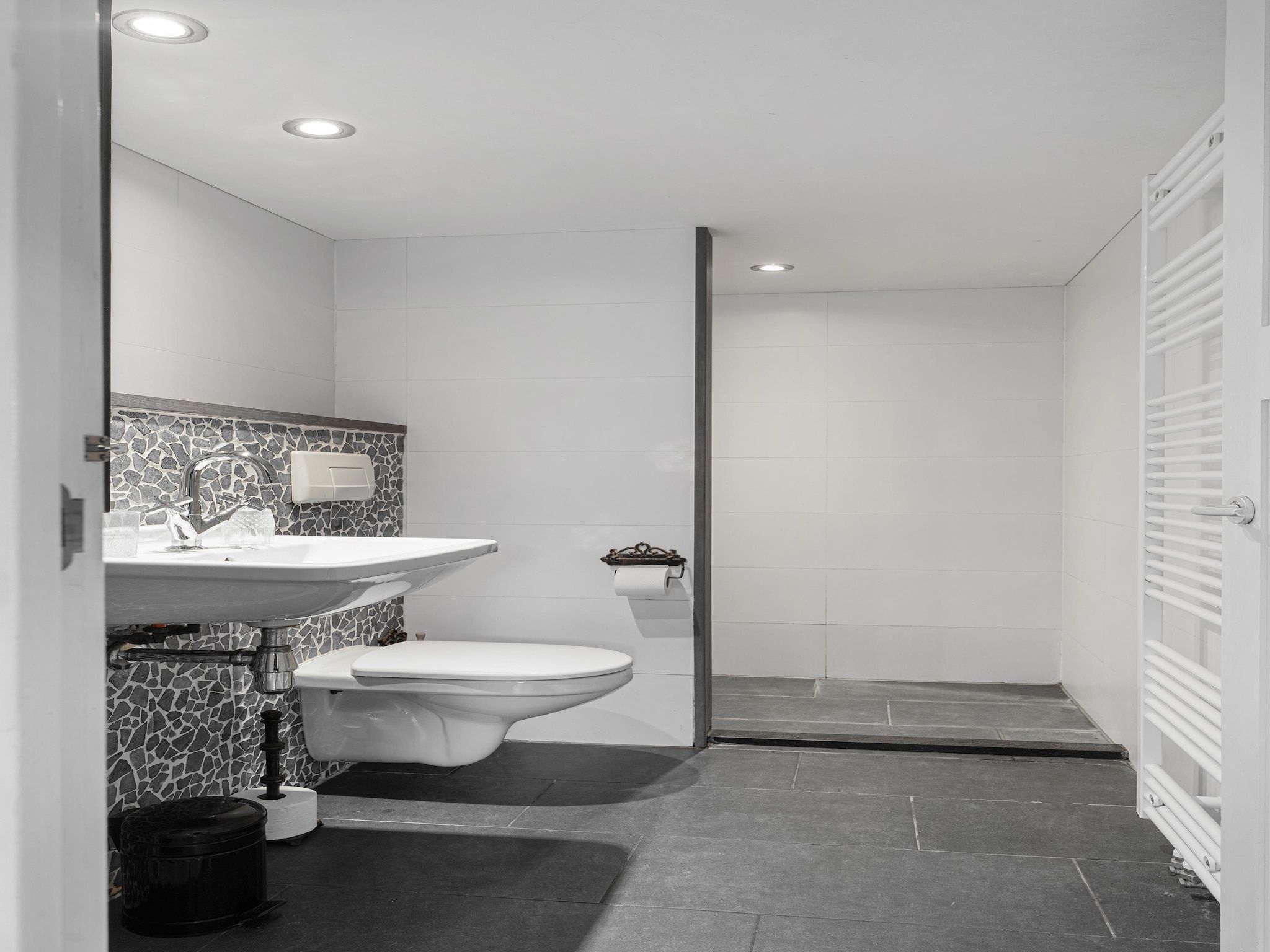 De badkamer van Naast het Bollenveld in Egmond-Binnen