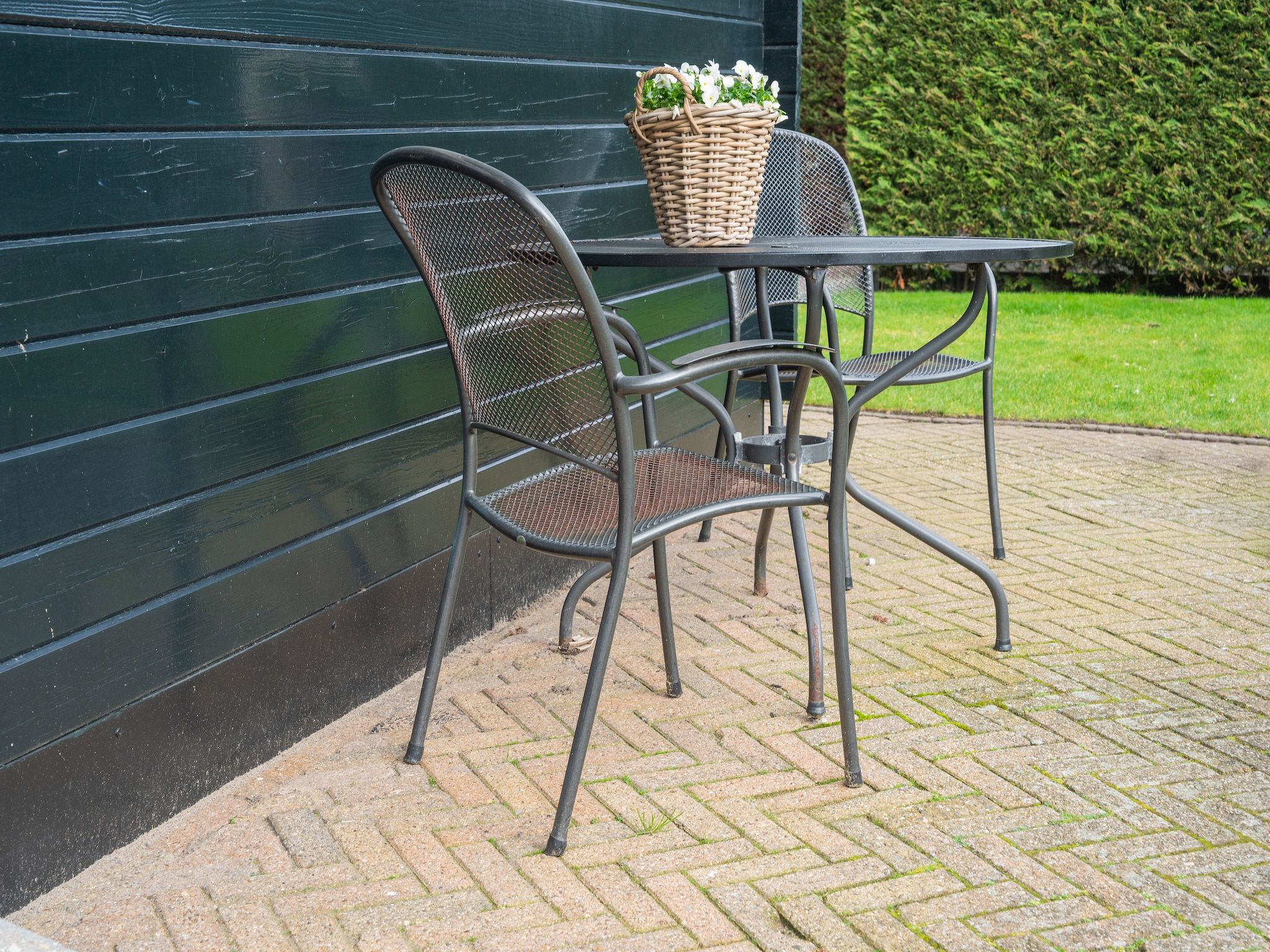 Het terras van Naast het Bollenveld in Egmond-Binnen