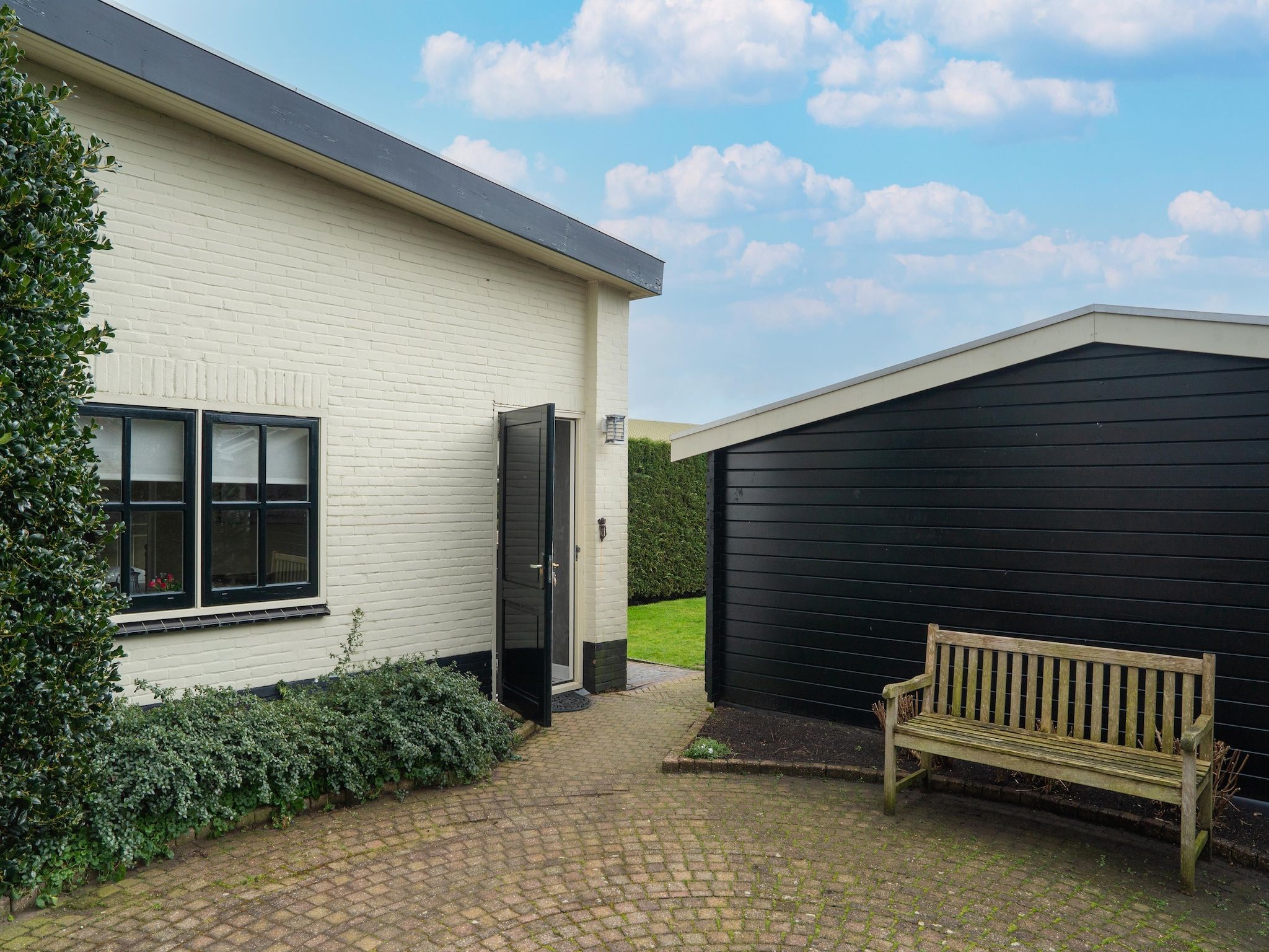 De buitenkant van Naast het Bollenveld in Egmond-Binnen