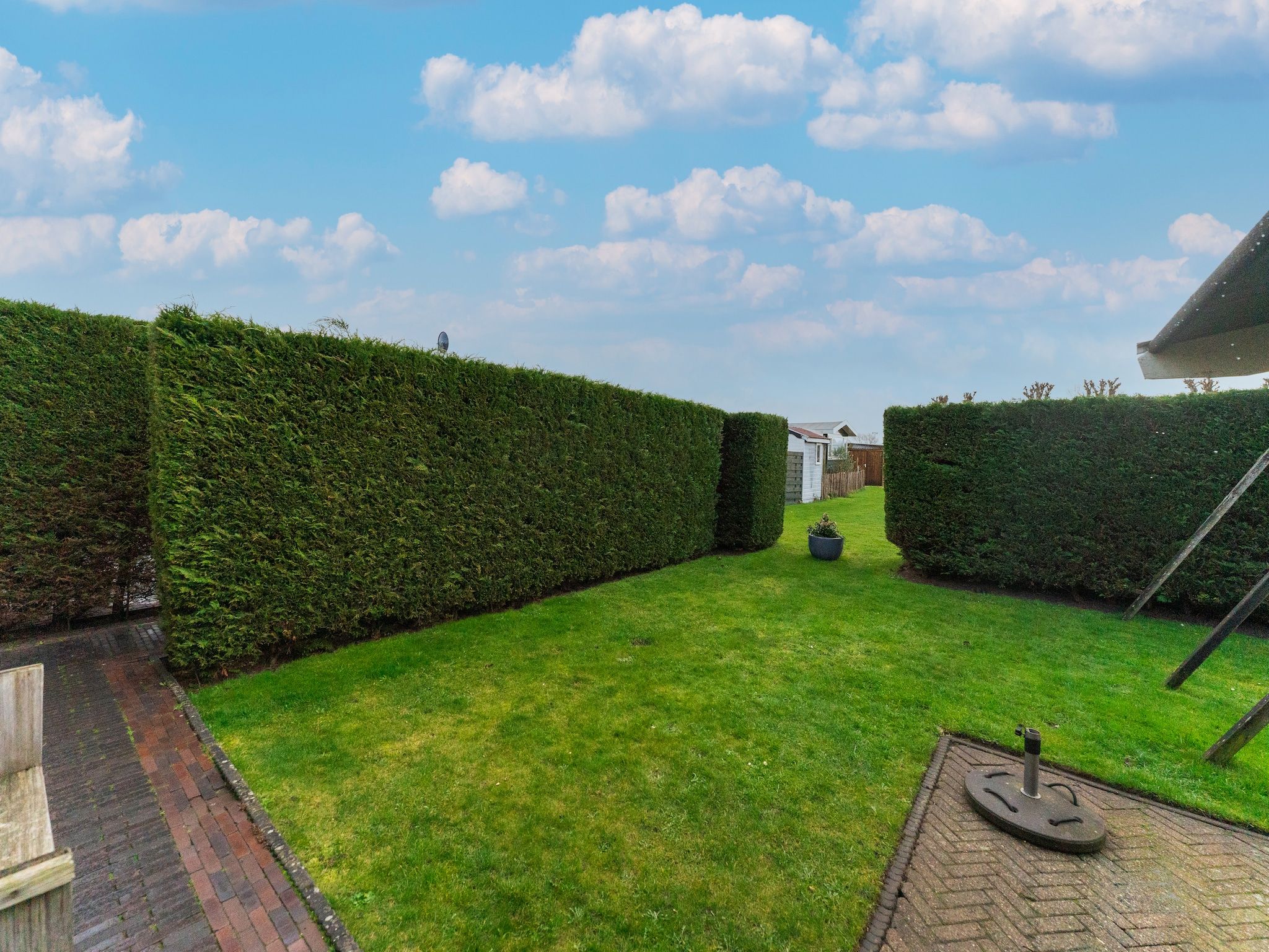 De tuin van Naast het Bollenveld in Egmond-Binnen