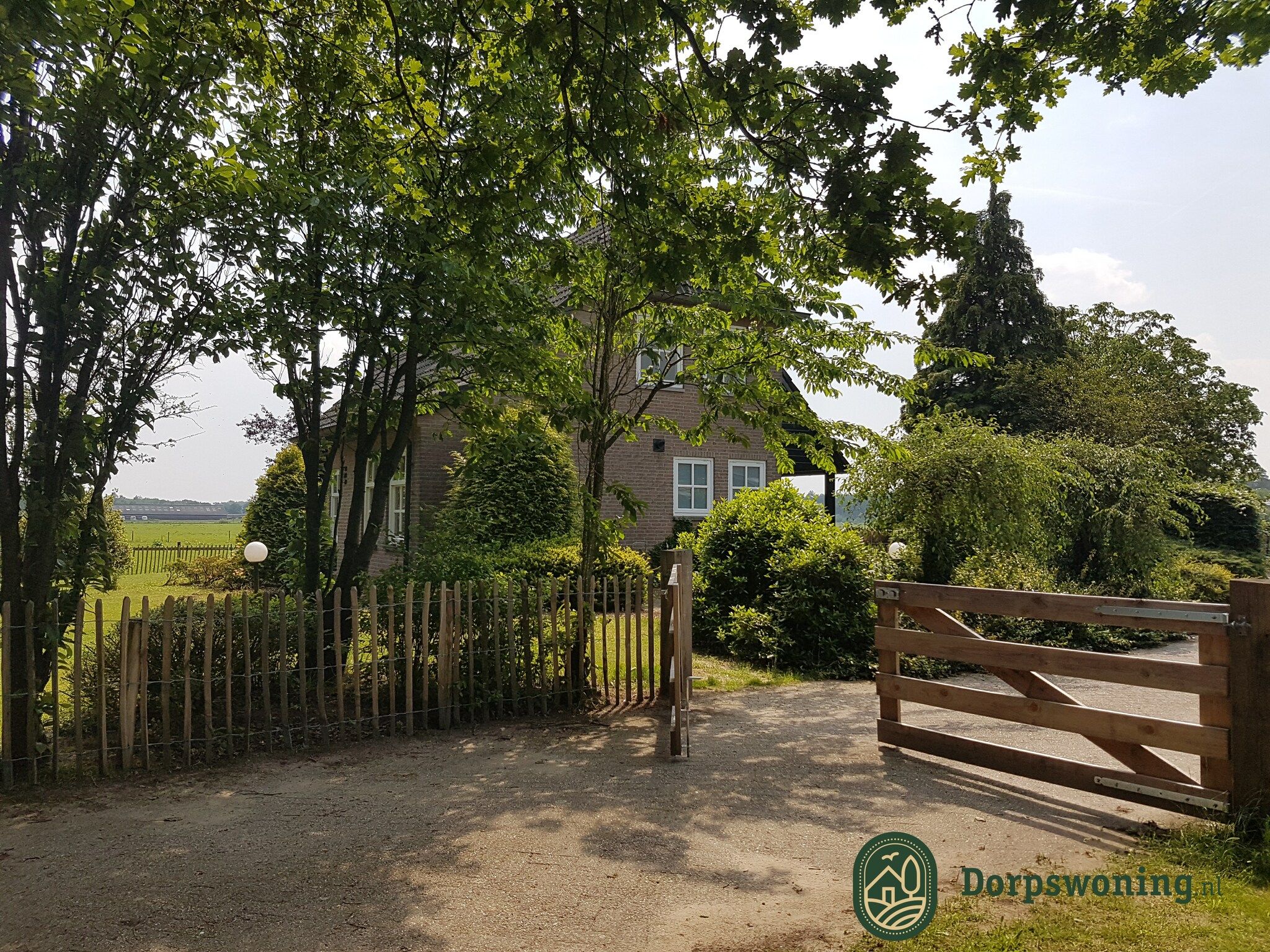 De buitenkant van Dorpswoning De Plek in Leende
