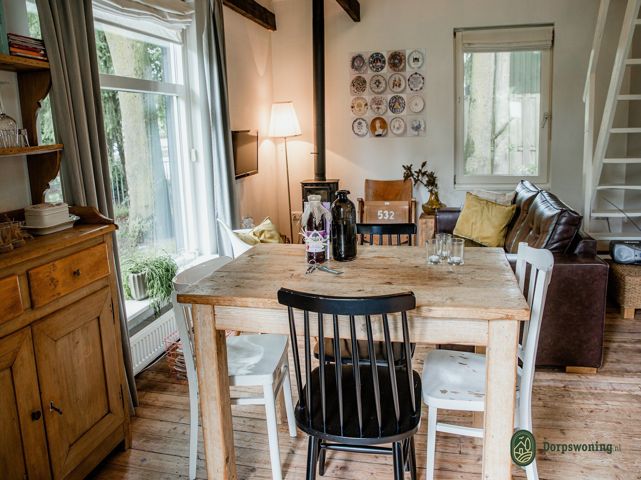 De eetkamer van Dorpswoning Het Knusse in Leende