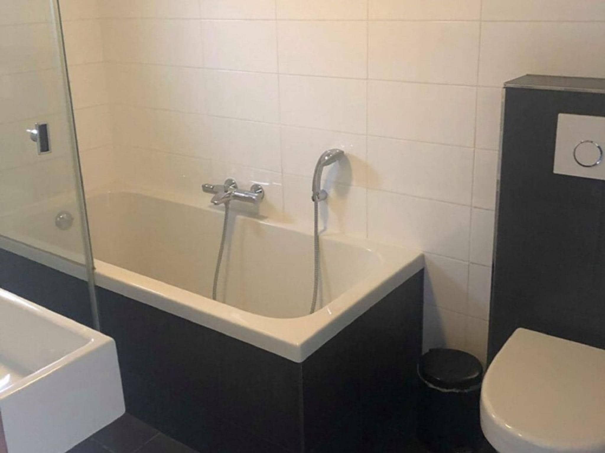 De badkamer van Landgoed Eysinga State 3 in Sint Nicolaasga