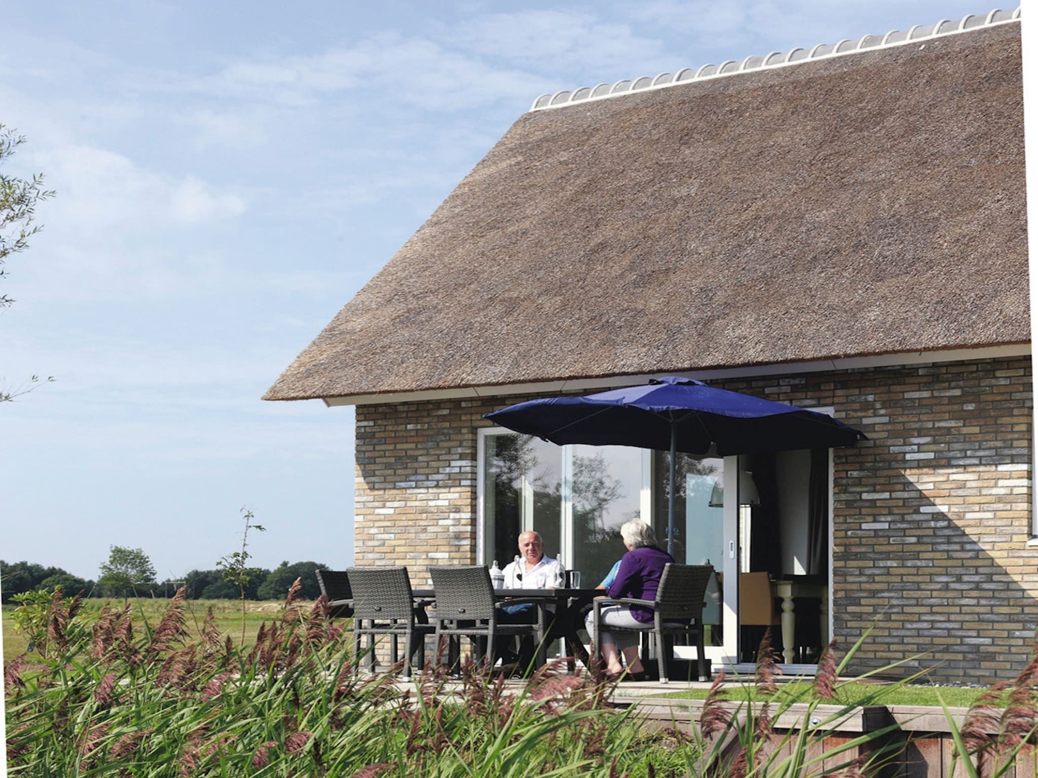 Het terras van Villapark Akenveen 1 in Tynaarlo