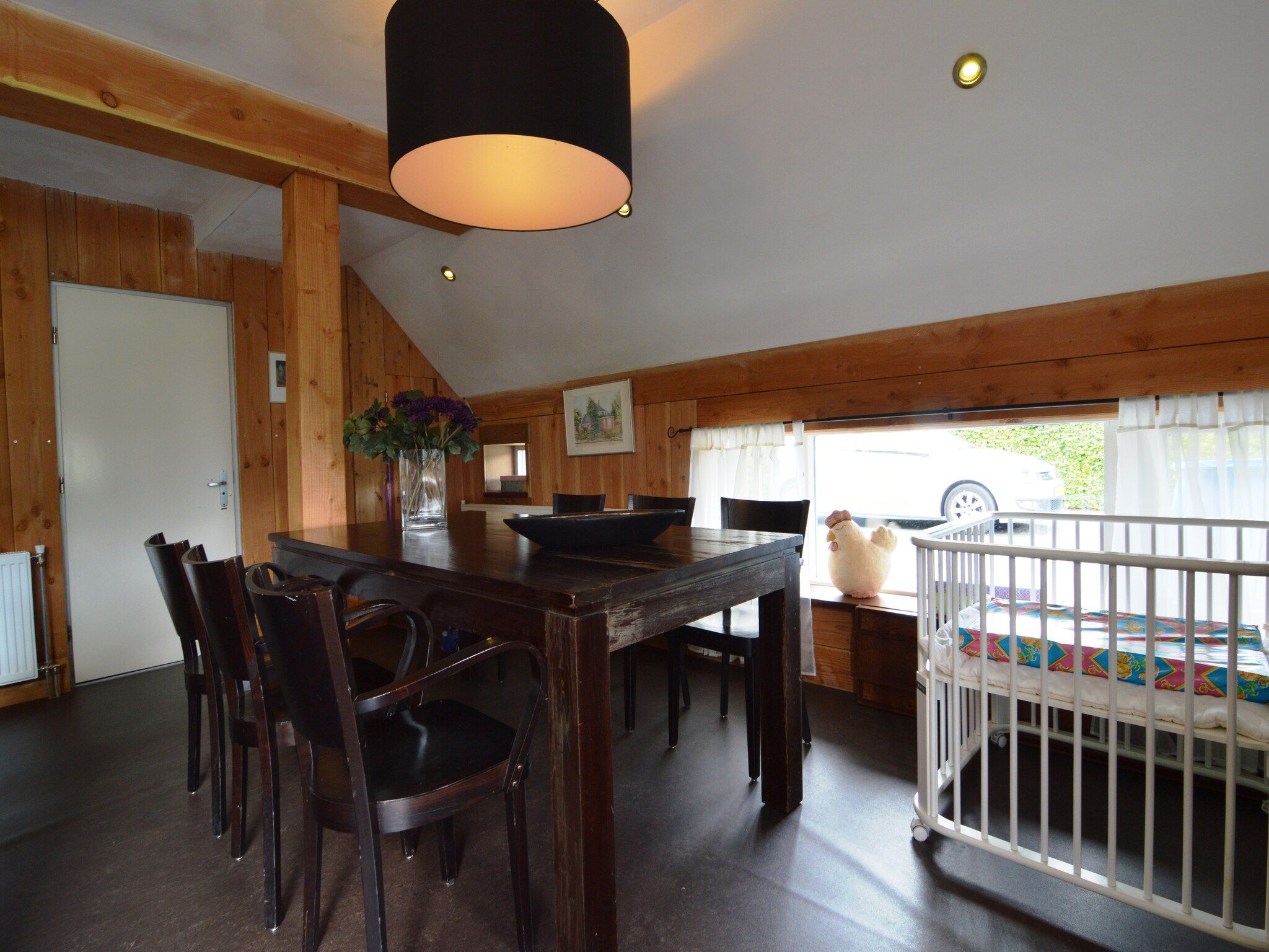 De eetkamer van Wapse in Wapse