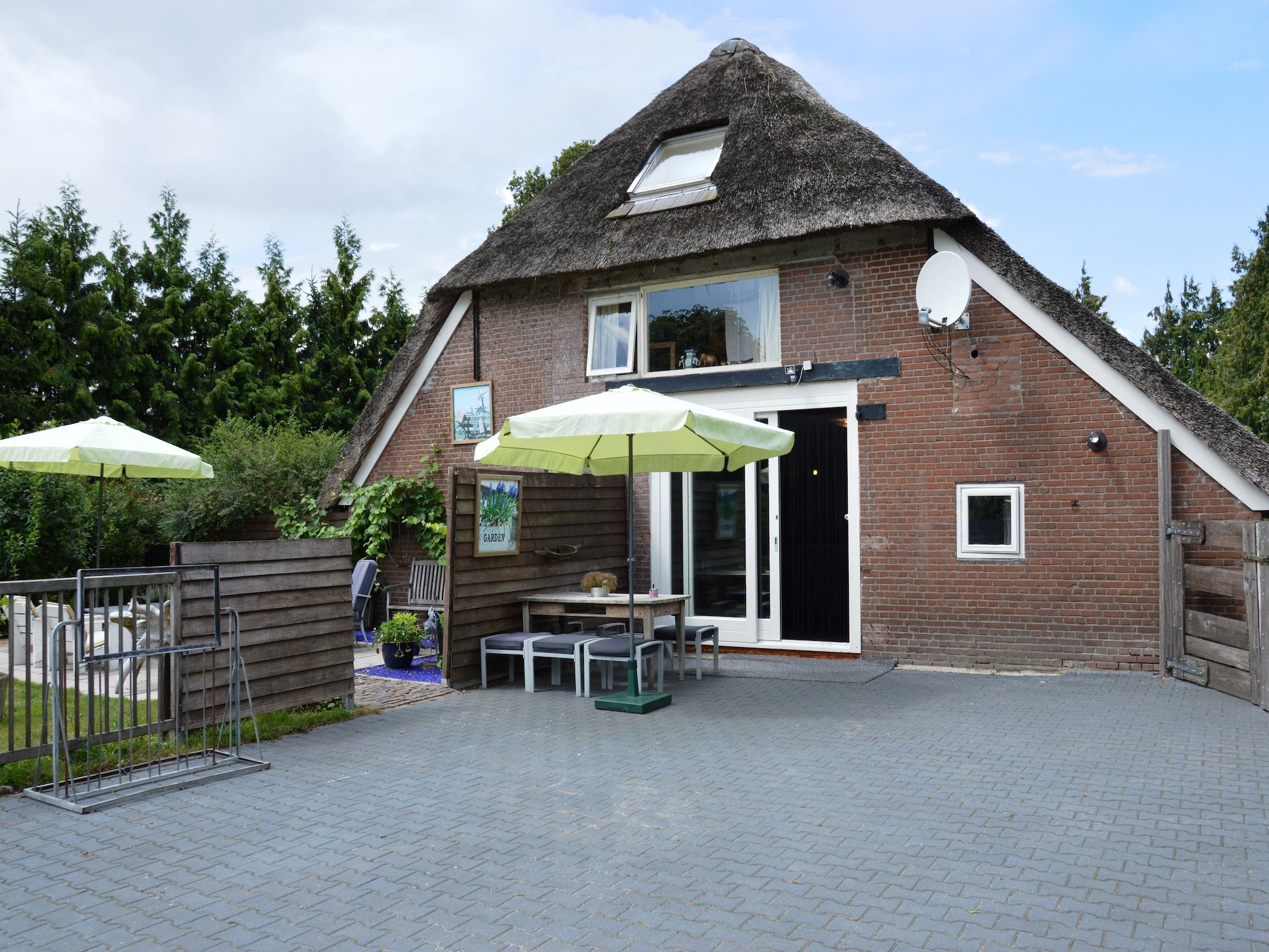 De buitenkant van Wapse in Wapse