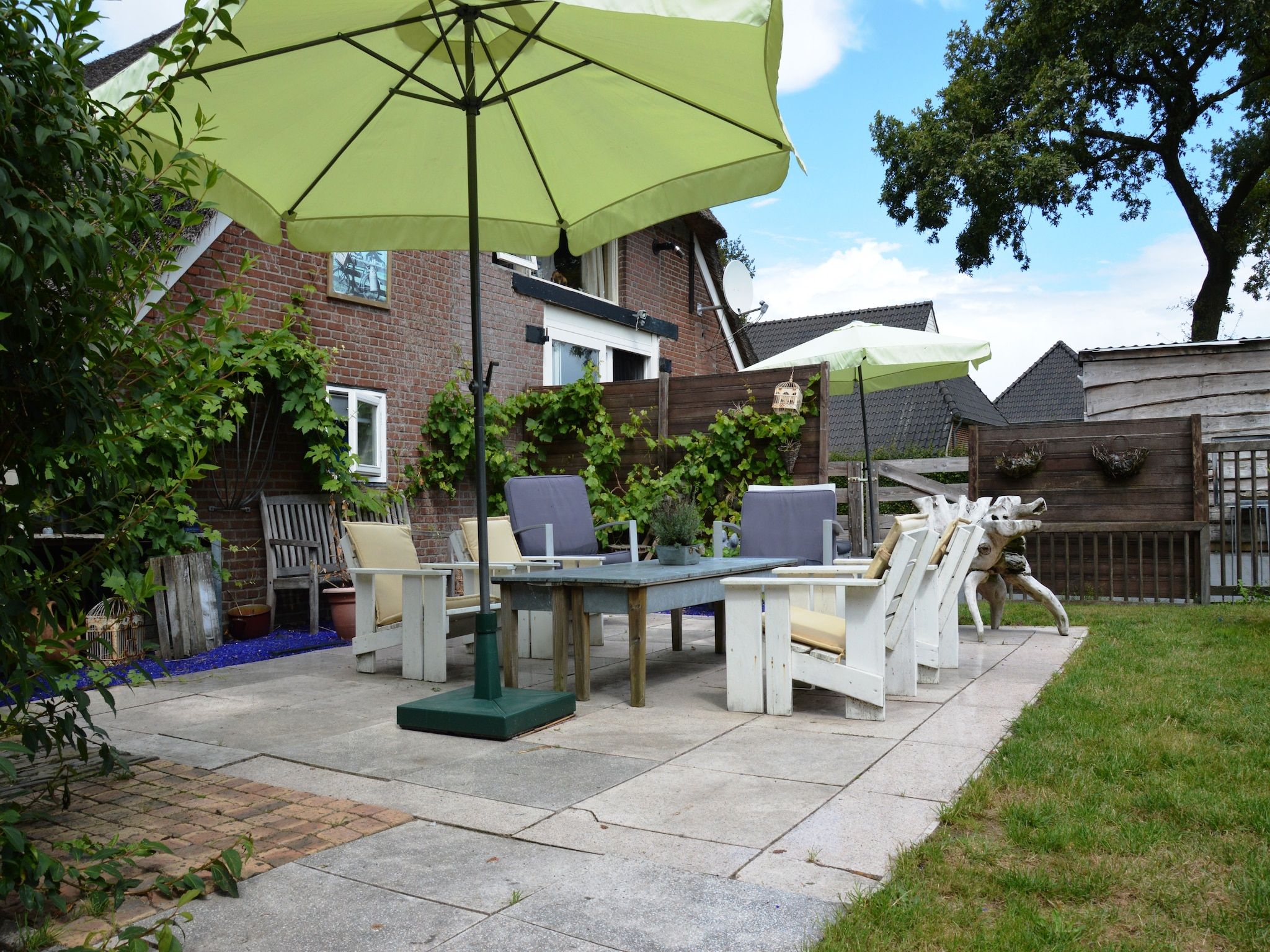 Het terras van Wapse in Wapse