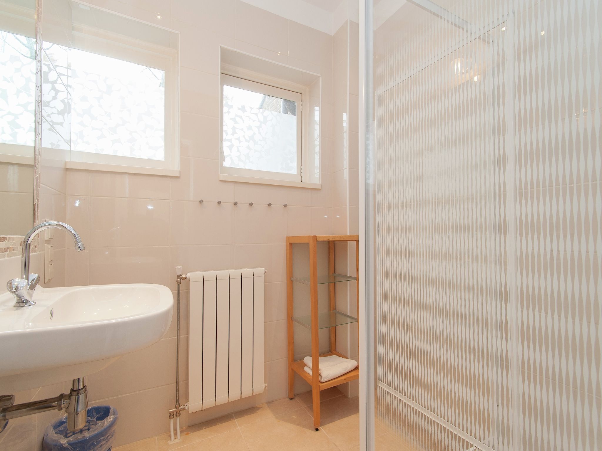 De badkamer van Huize Glory Amethist aan Zee in Bergen aan zee