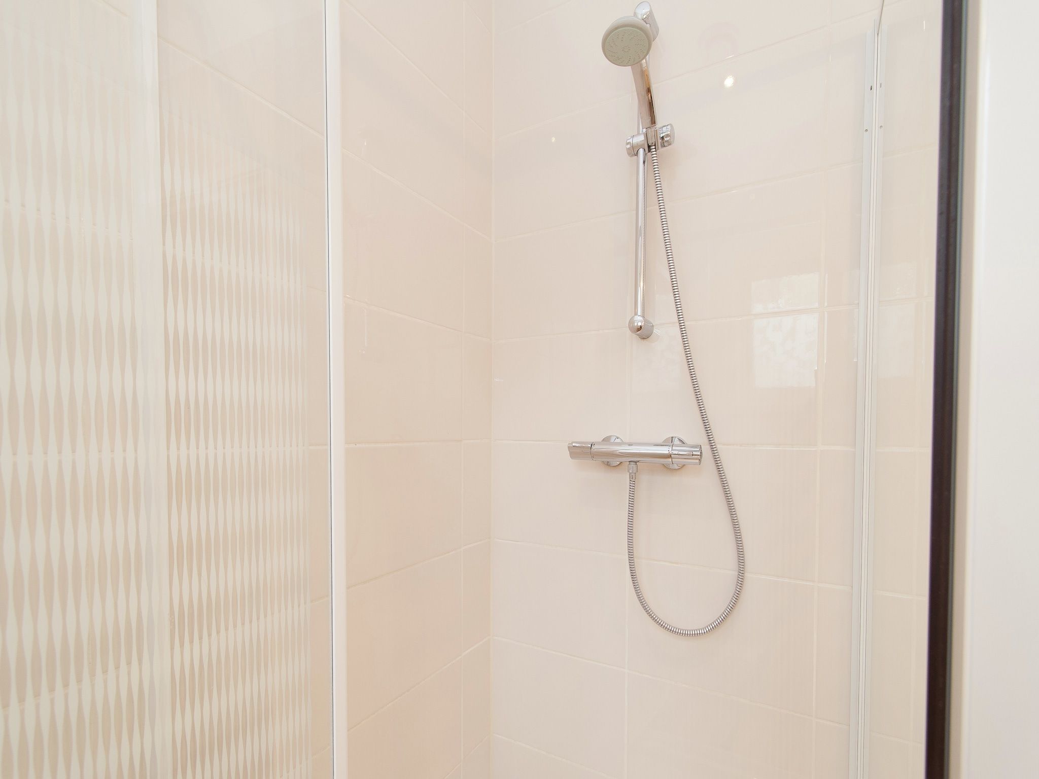 De badkamer van Huize Glory Amethist aan Zee in Bergen aan zee