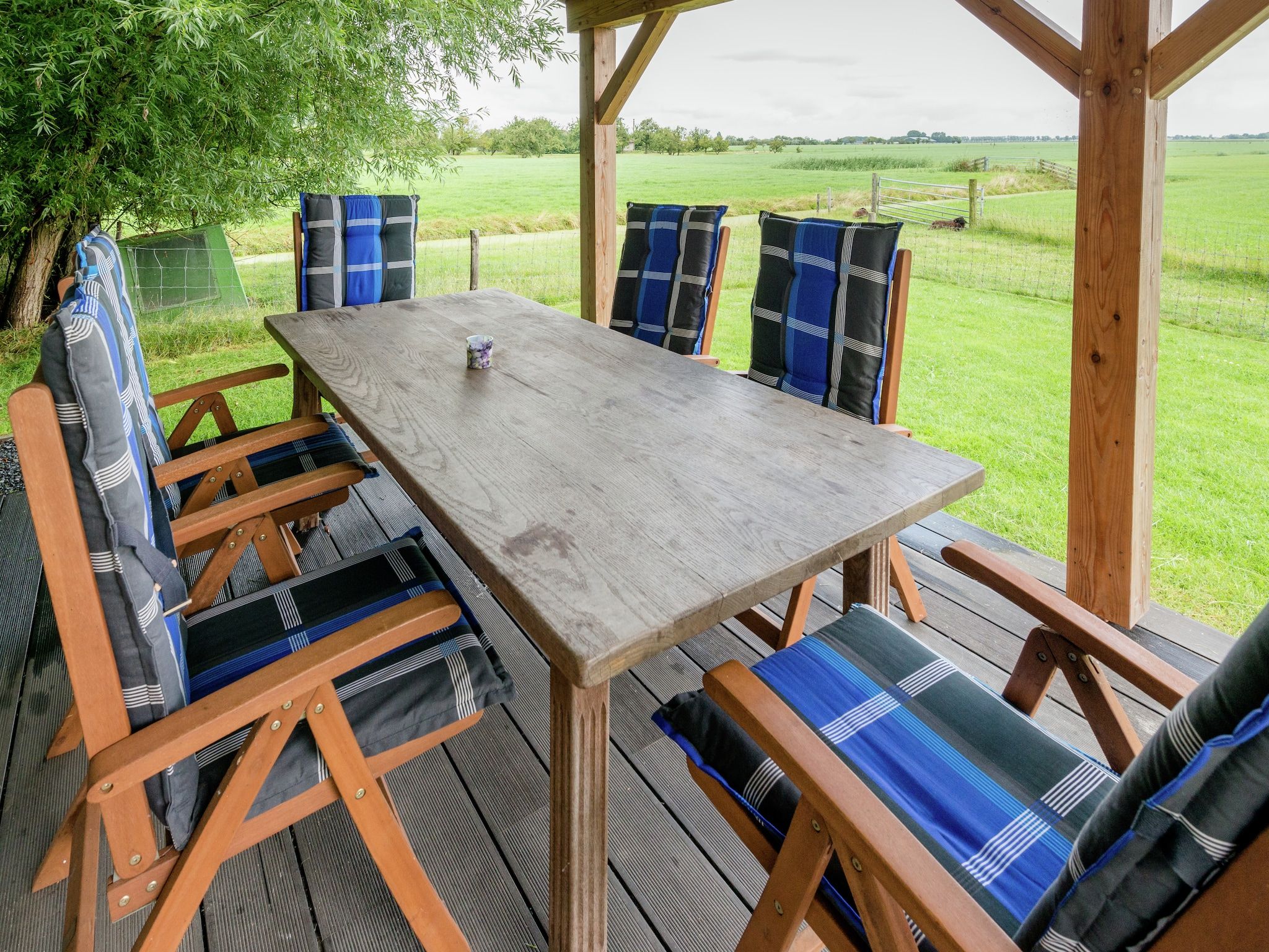 Het terras van Opvakantiebijdeboer in Schellinkhout