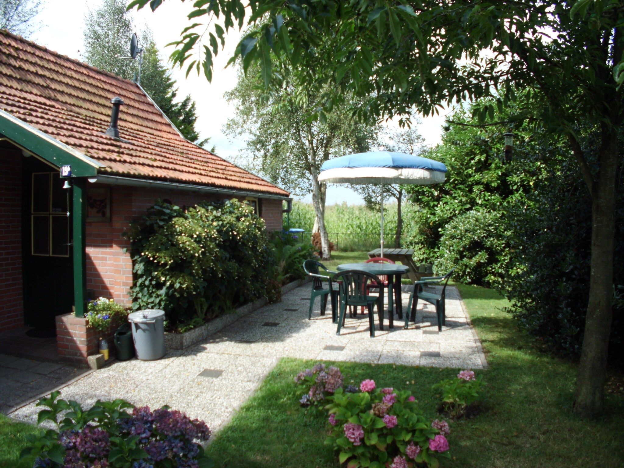Het terras van De Merel in Den ham