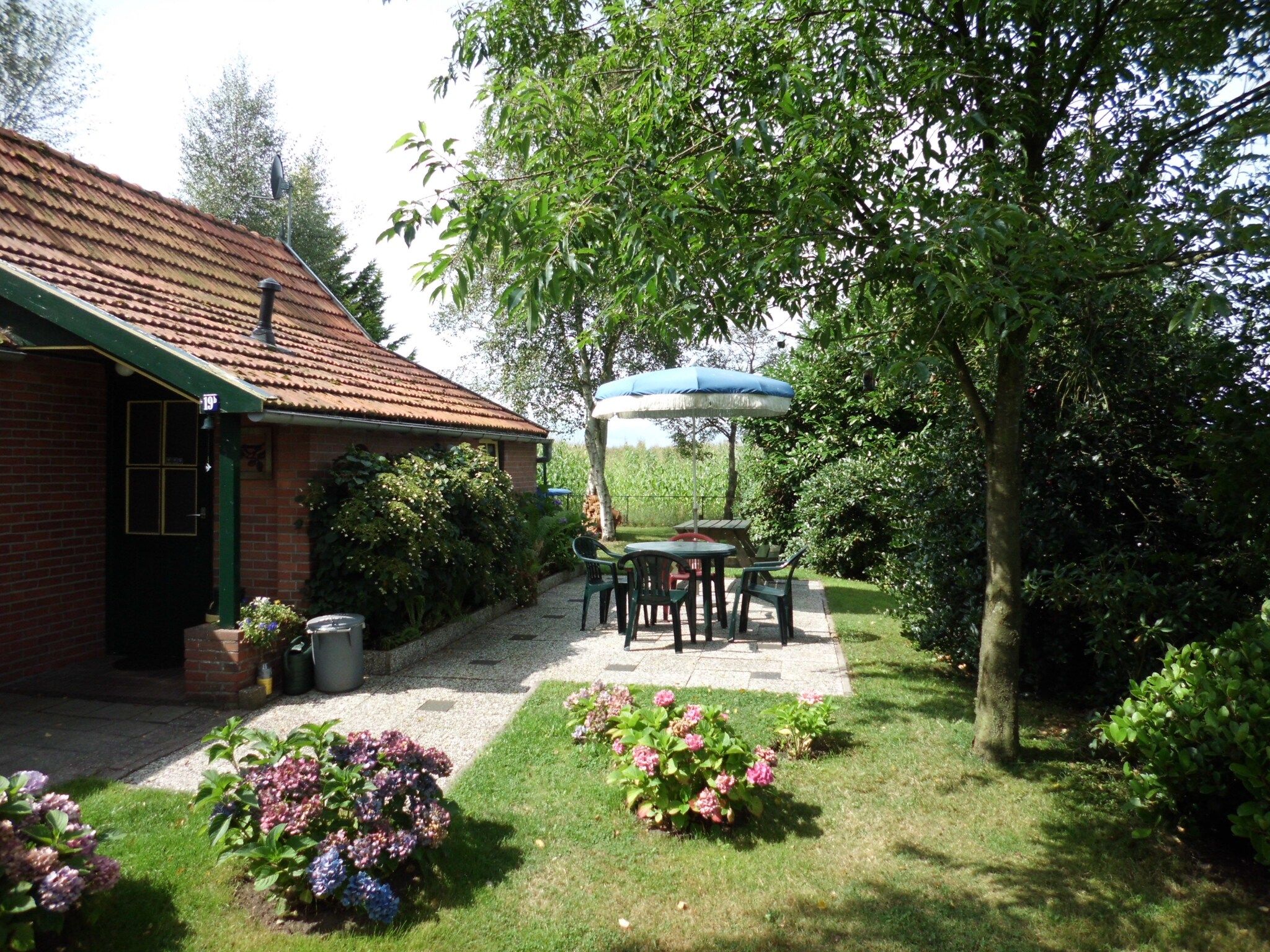 Het terras van De Merel in Den ham