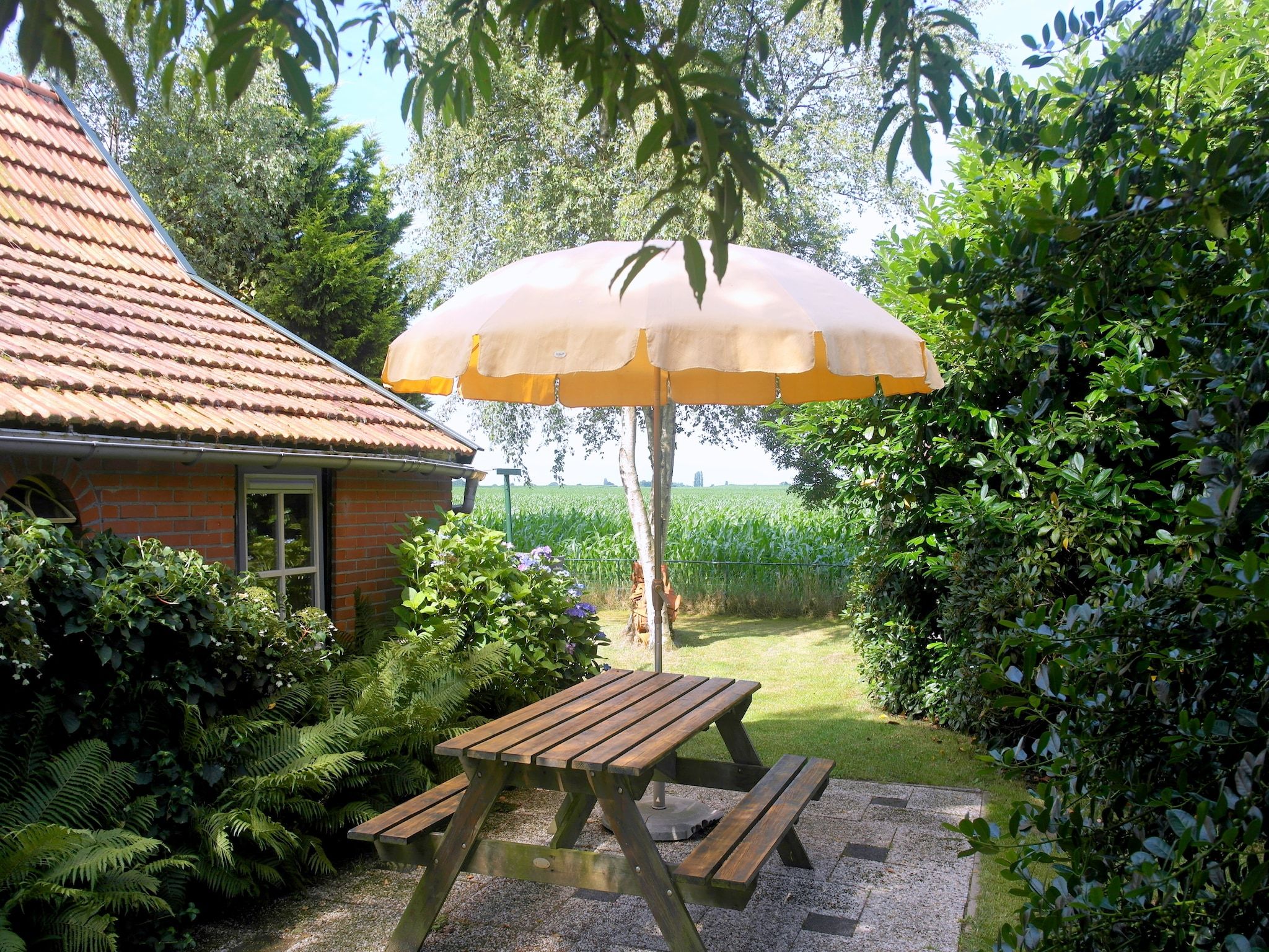 Het terras van De Merel in Den ham