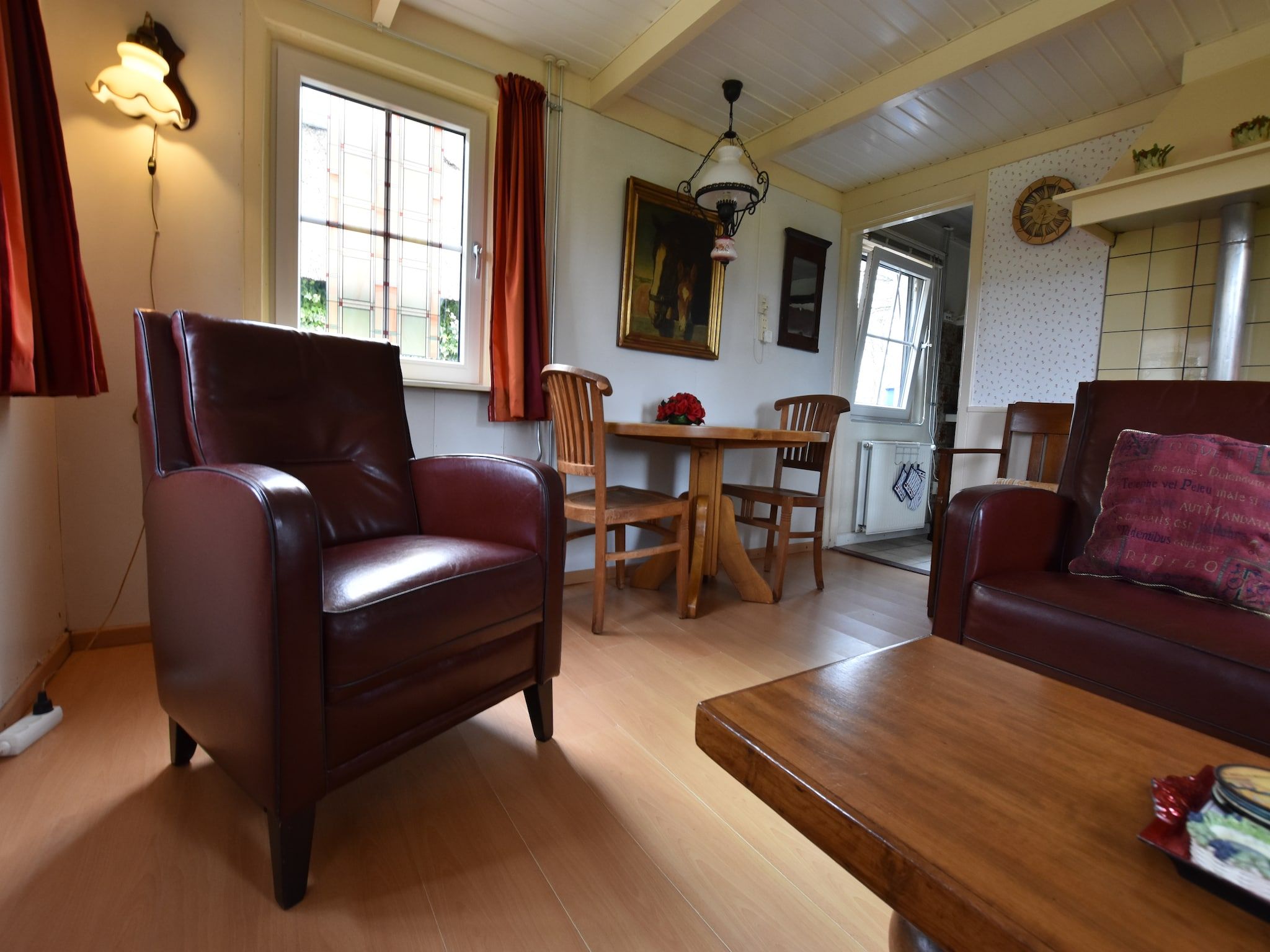 De woonkamer van De Merel in Den ham