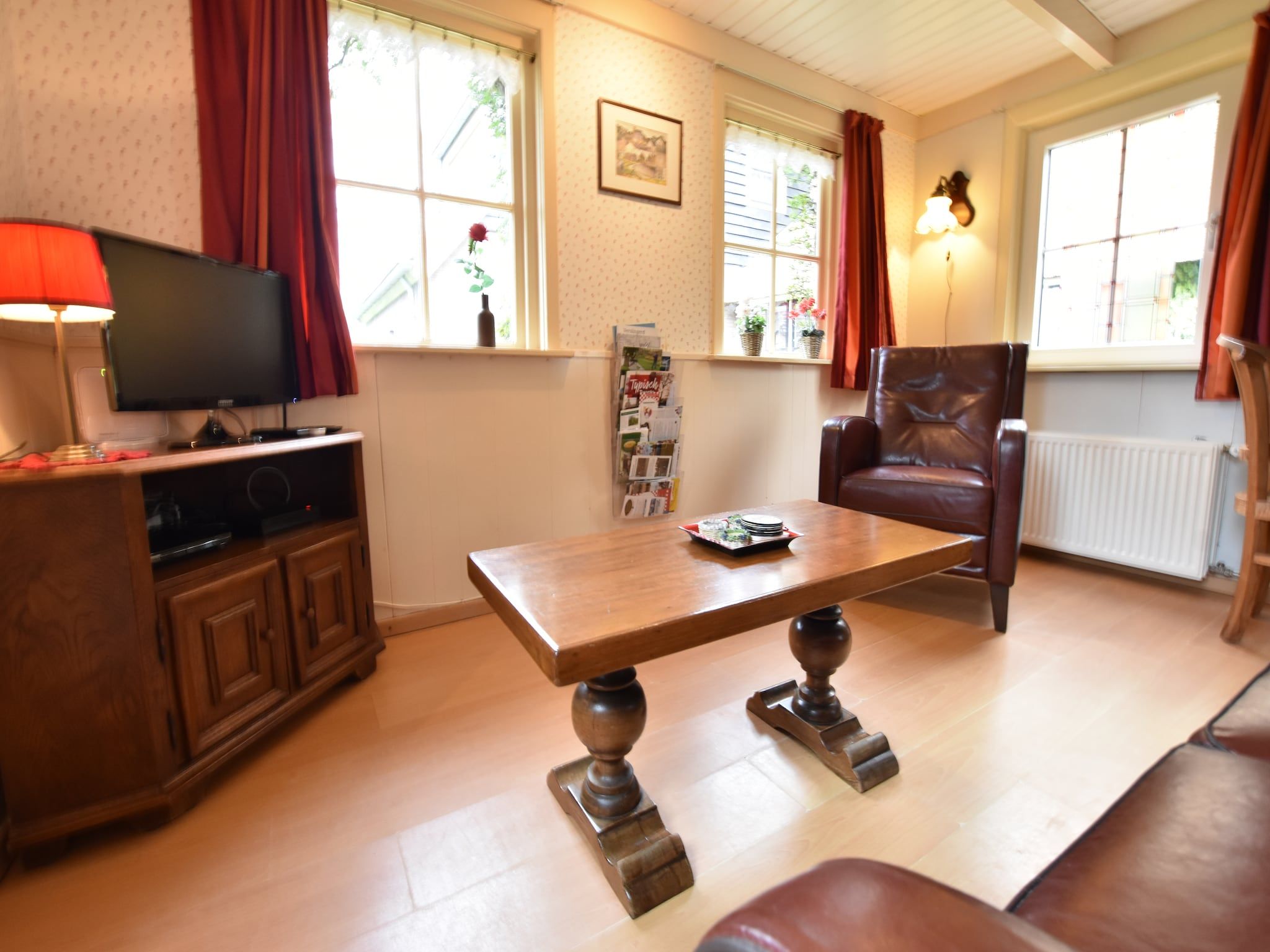 De woonkamer van De Merel in Den ham