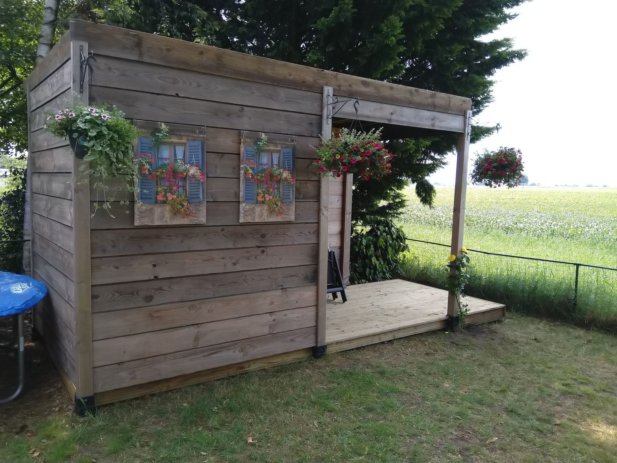 Het terras van De Merel in Den ham