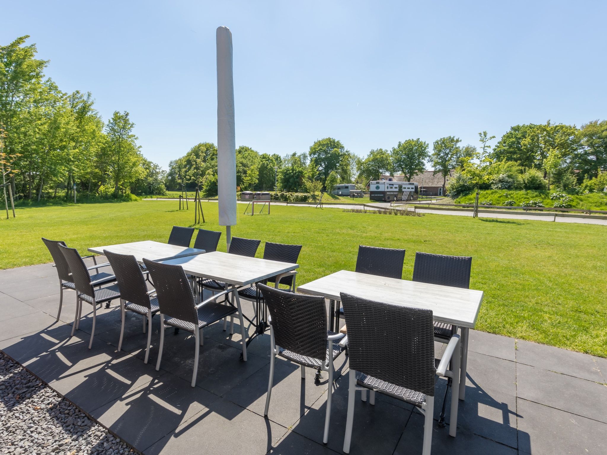 Het terras van Résidence de Weerribben 1 in Paasloo