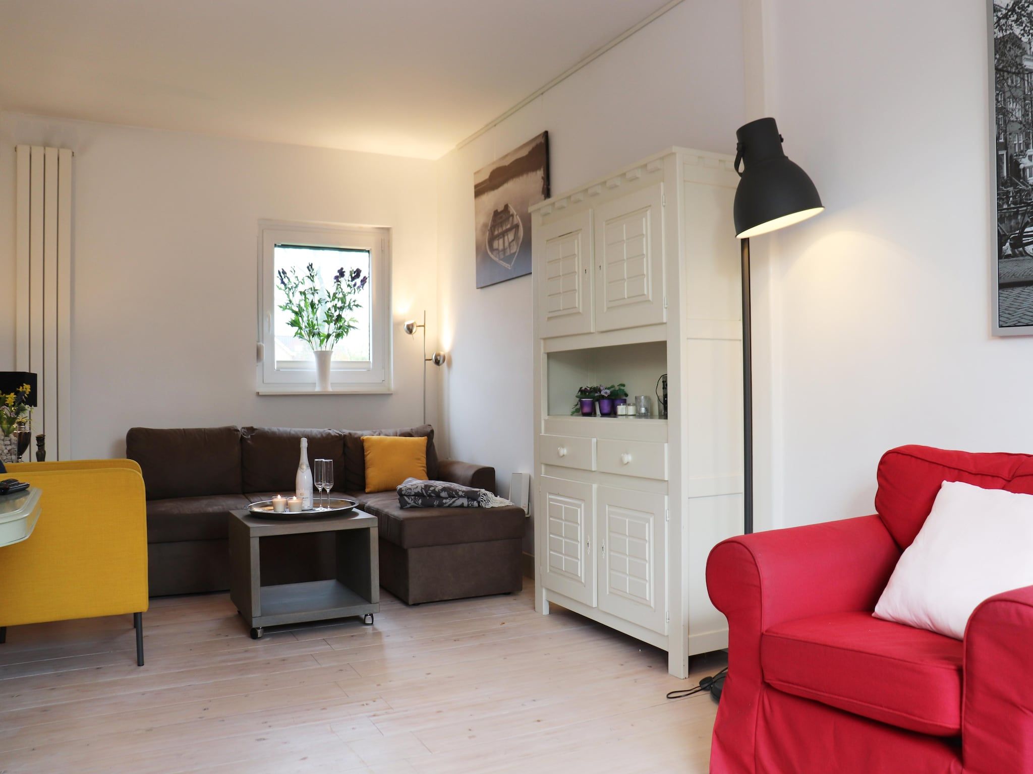 De woonkamer van Marie aan Zee in Noordwijkerhout