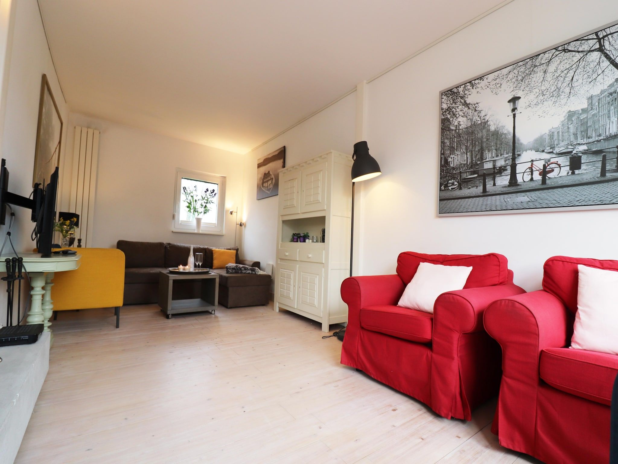 De woonkamer van Marie aan Zee in Noordwijkerhout