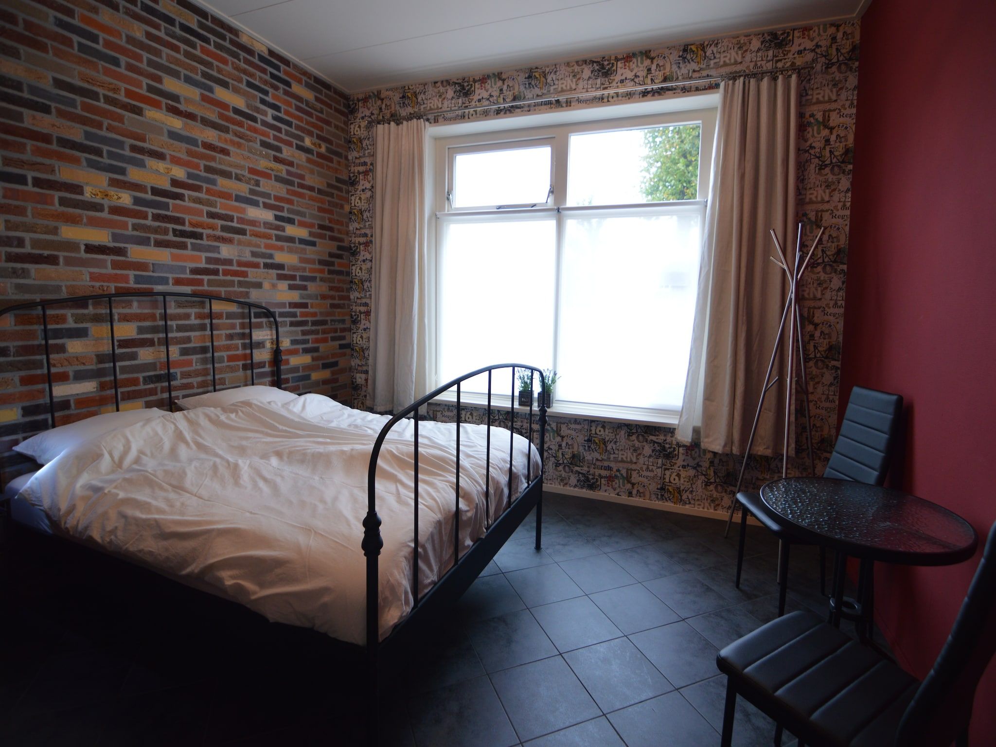 Een slaapkamer van B en B It Huuske in Easterlittens