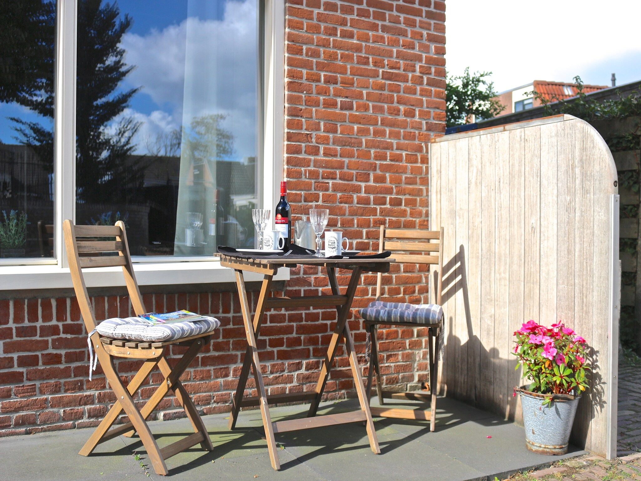 Het terras van B en B It Huuske in Easterlittens